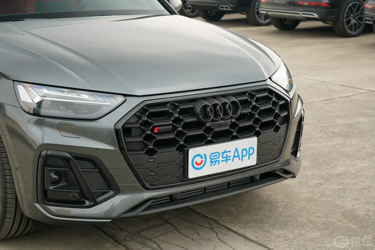 奥迪SQ53.0T quattro前格栅侧俯拍