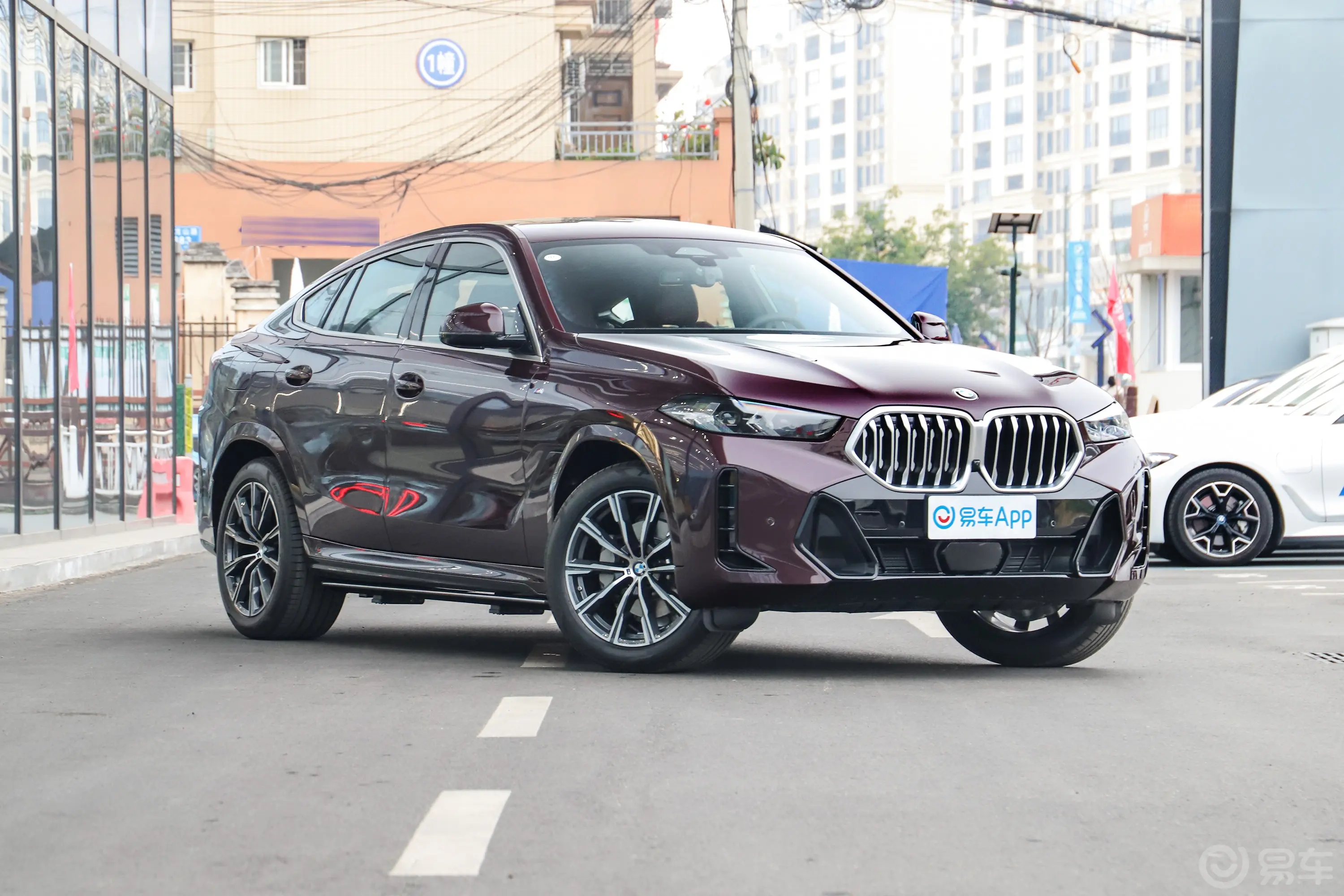 宝马X6改款 xDrive30i M运动套装侧前45度车头向右水平