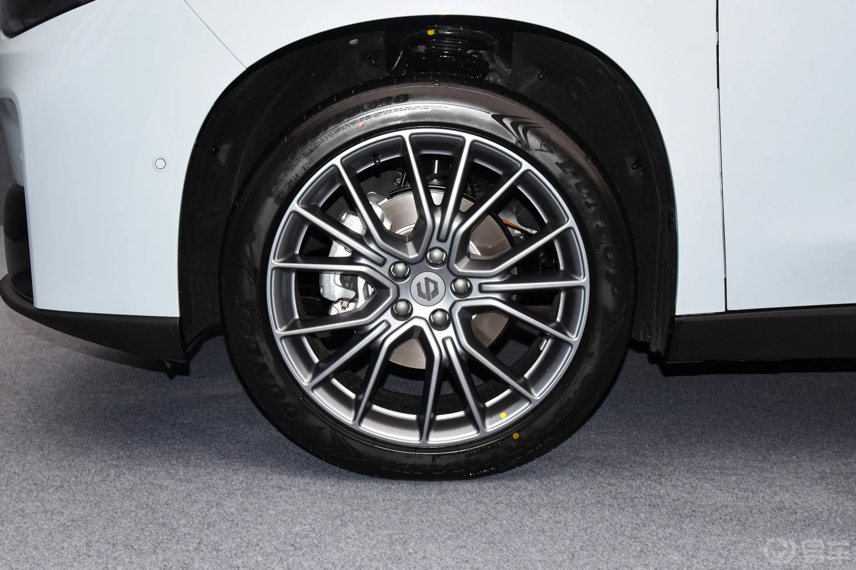 零跑C10纯电版 530km 530激光雷达版前轮毂造型