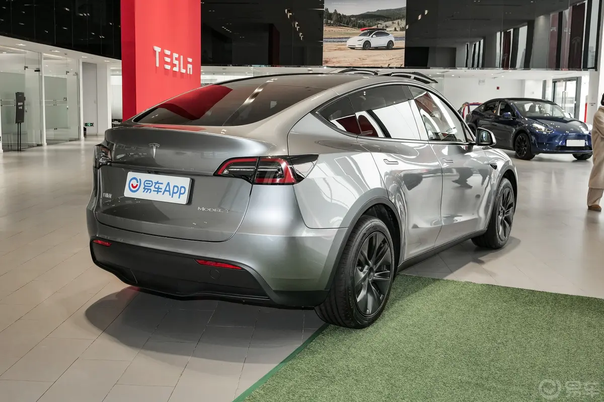 Model Y554km 后轮驱动版侧后45度车头向右水平