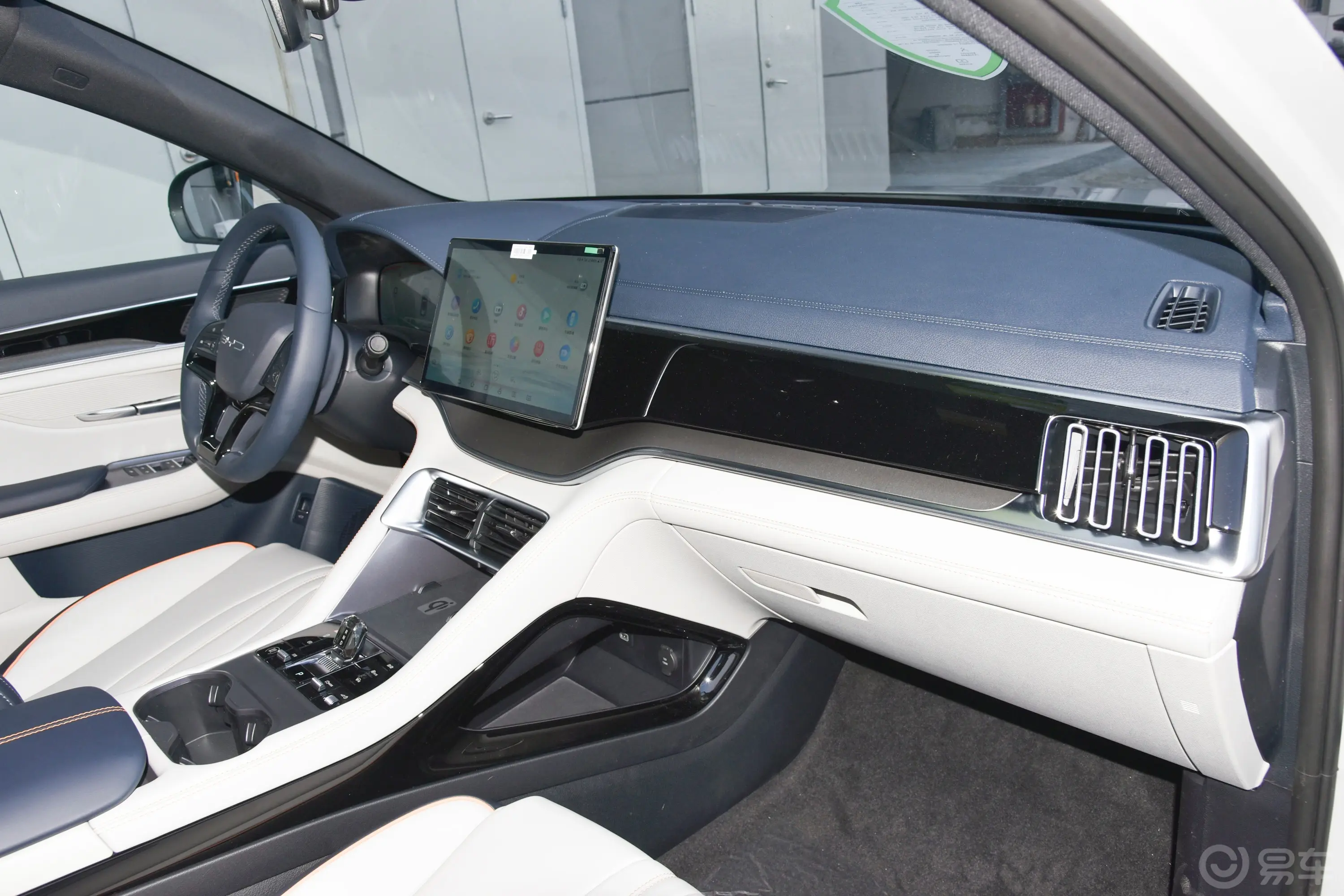 宋PLUS新能源EV 荣耀版 520km 尊贵型内饰全景副驾驶员方向