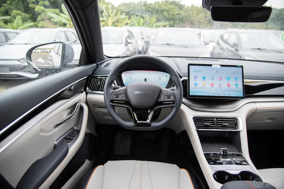 宋PLUS新能源EV 荣耀版 520km 豪华型驾驶位区域
