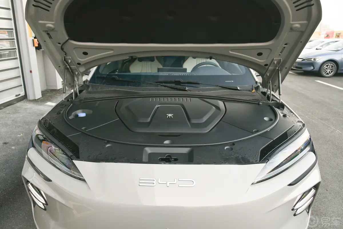 宋PLUS新能源EV 荣耀版 520km 尊贵型发动机舱整体