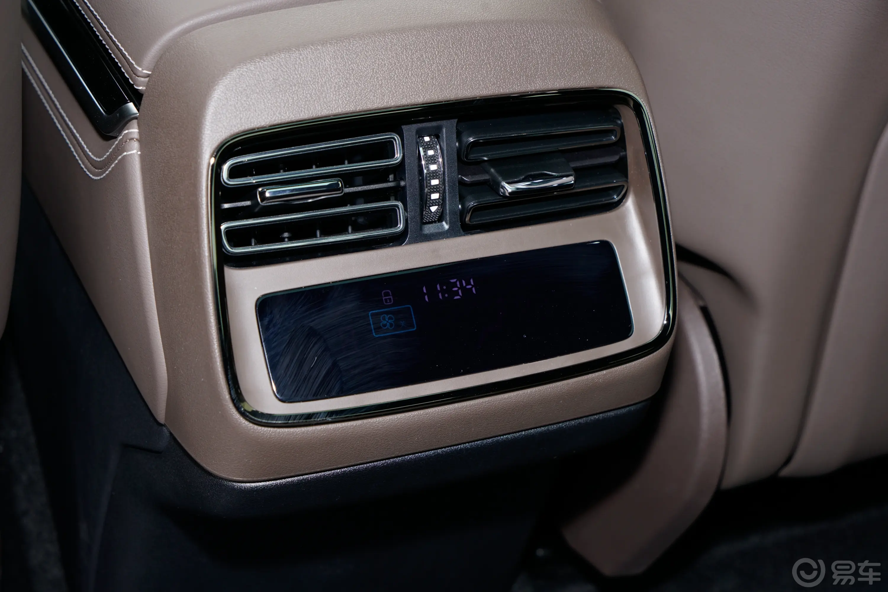 汉EV 荣耀版 605km 前驱尊贵型后排空调控制键