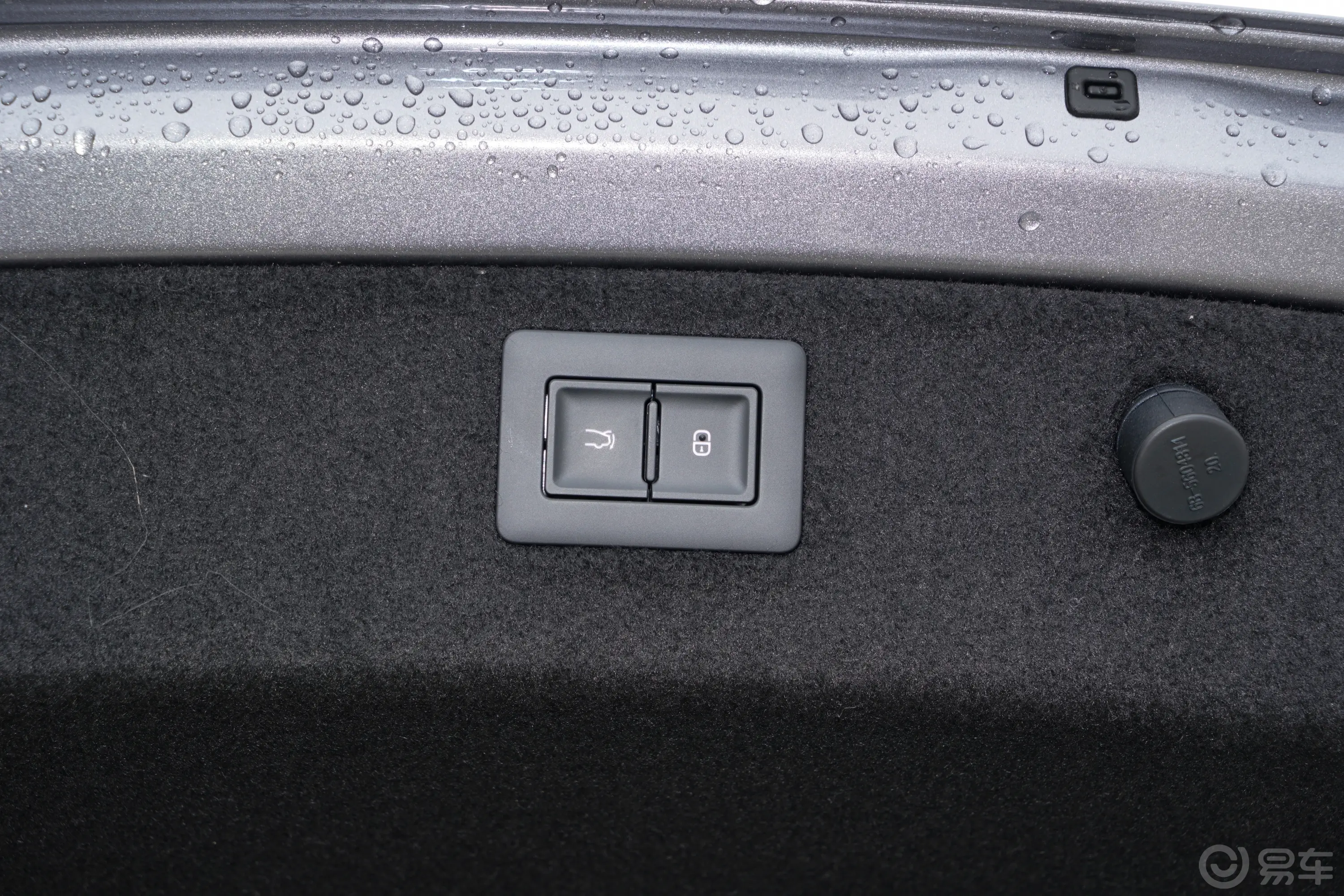 汉EV 荣耀版 605km 前驱尊贵型电动尾门按键（手动扶手）