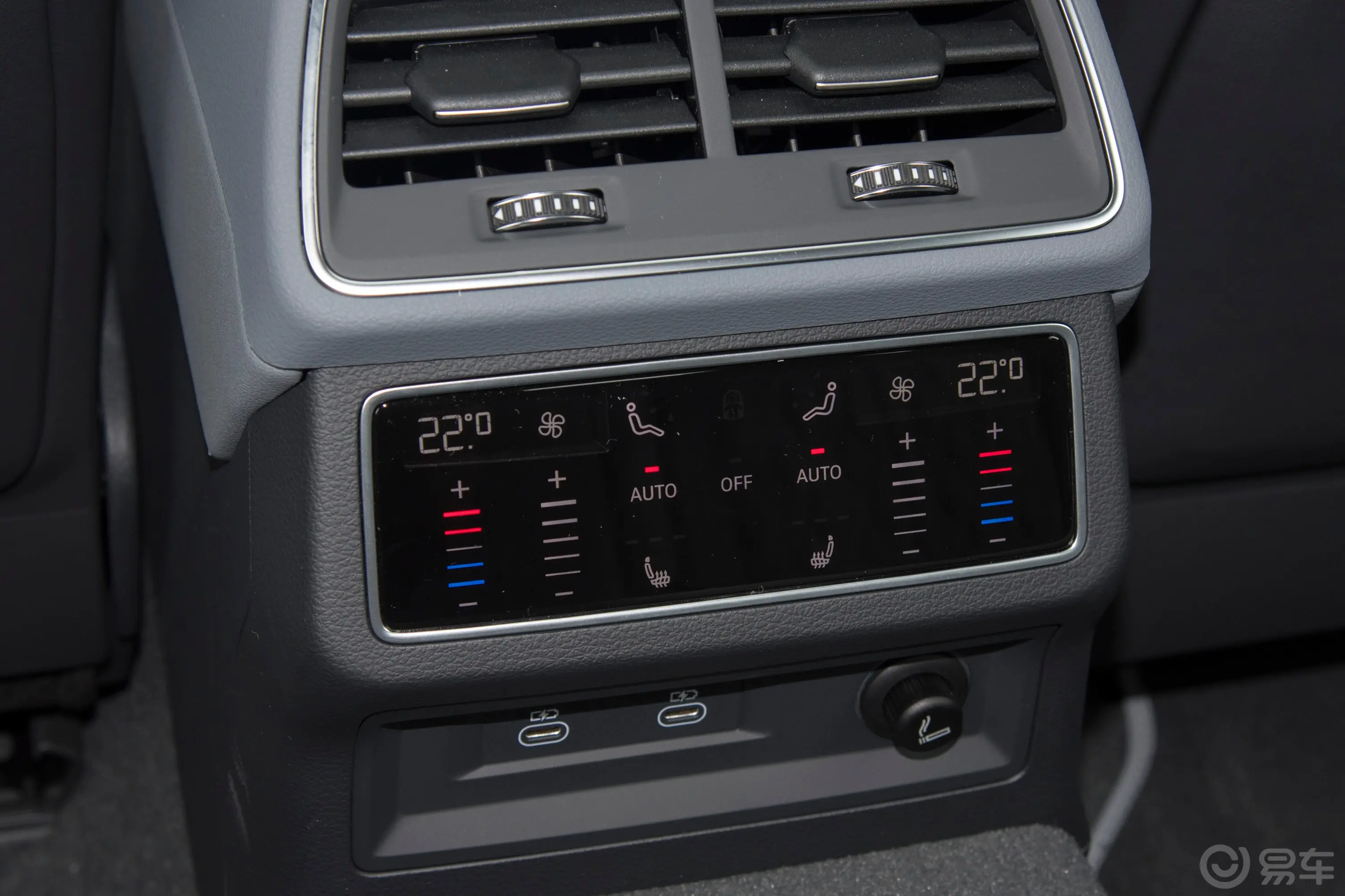 奥迪A7L45 TFSI quattro RS套件竞速版后排空调控制键