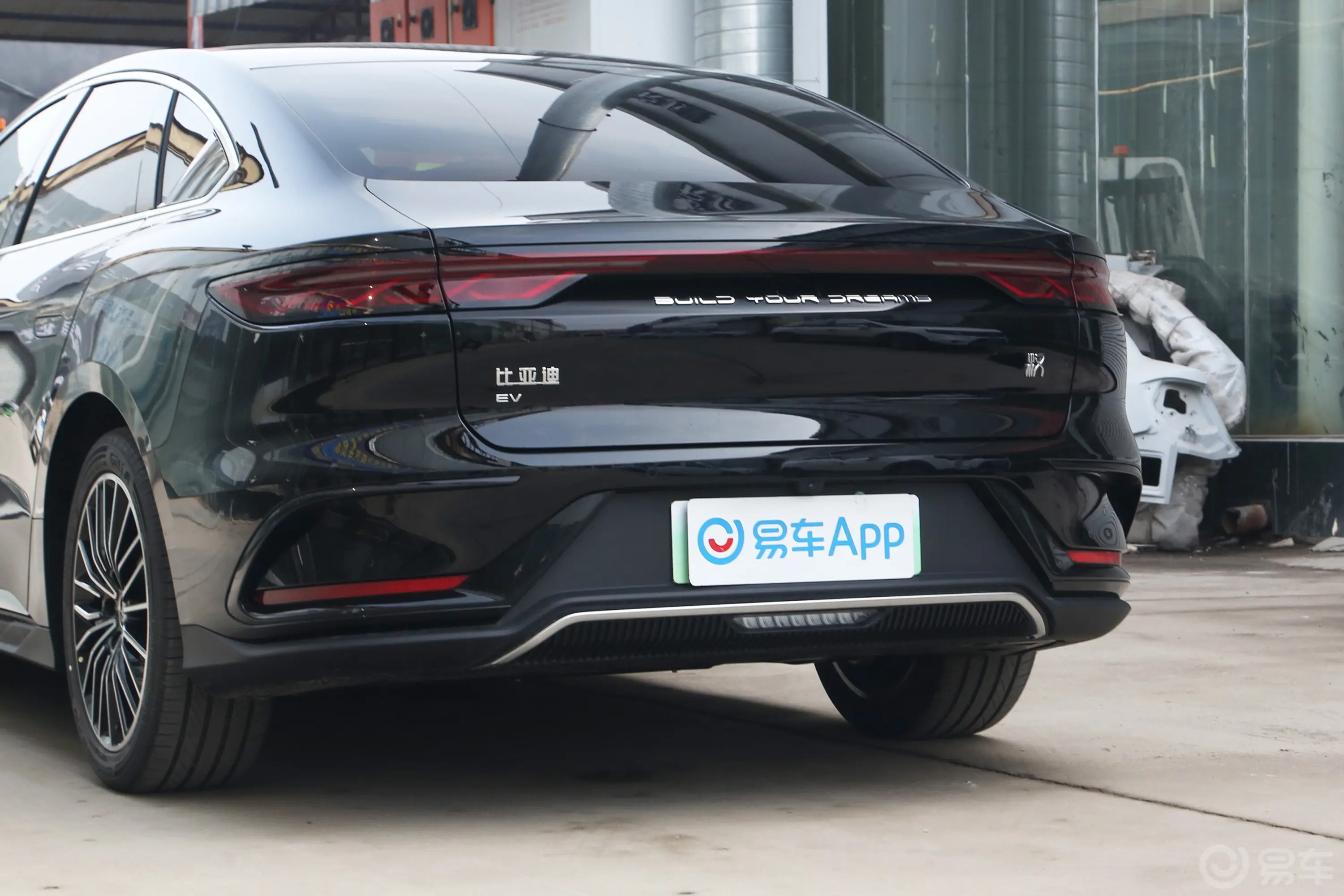 汉EV 荣耀版 506km 前驱尊贵型车尾特写