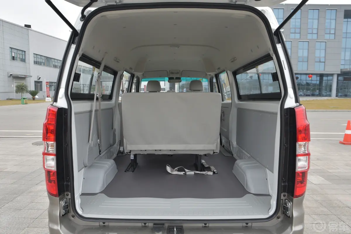 金杯新海狮X30L1.5L 客车财富空调版 6座后备厢空间特写