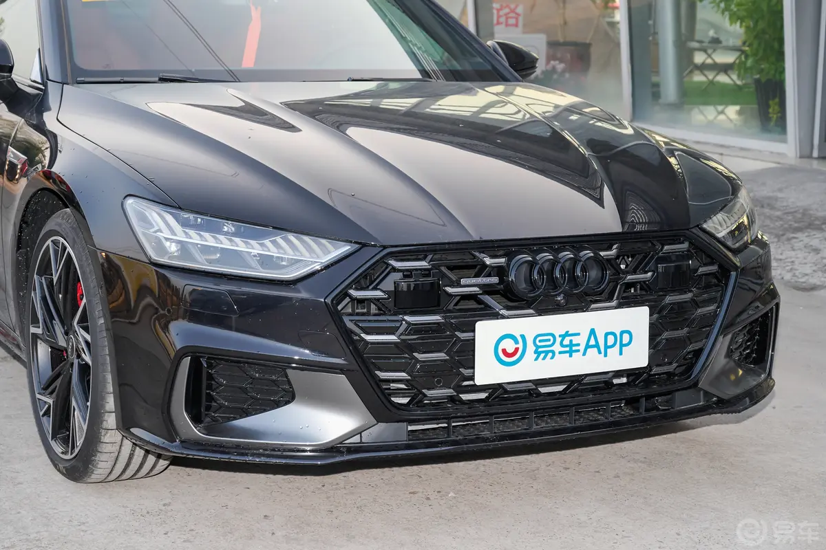 奥迪A7L45 TFSI quattro 黑武士版前格栅侧俯拍