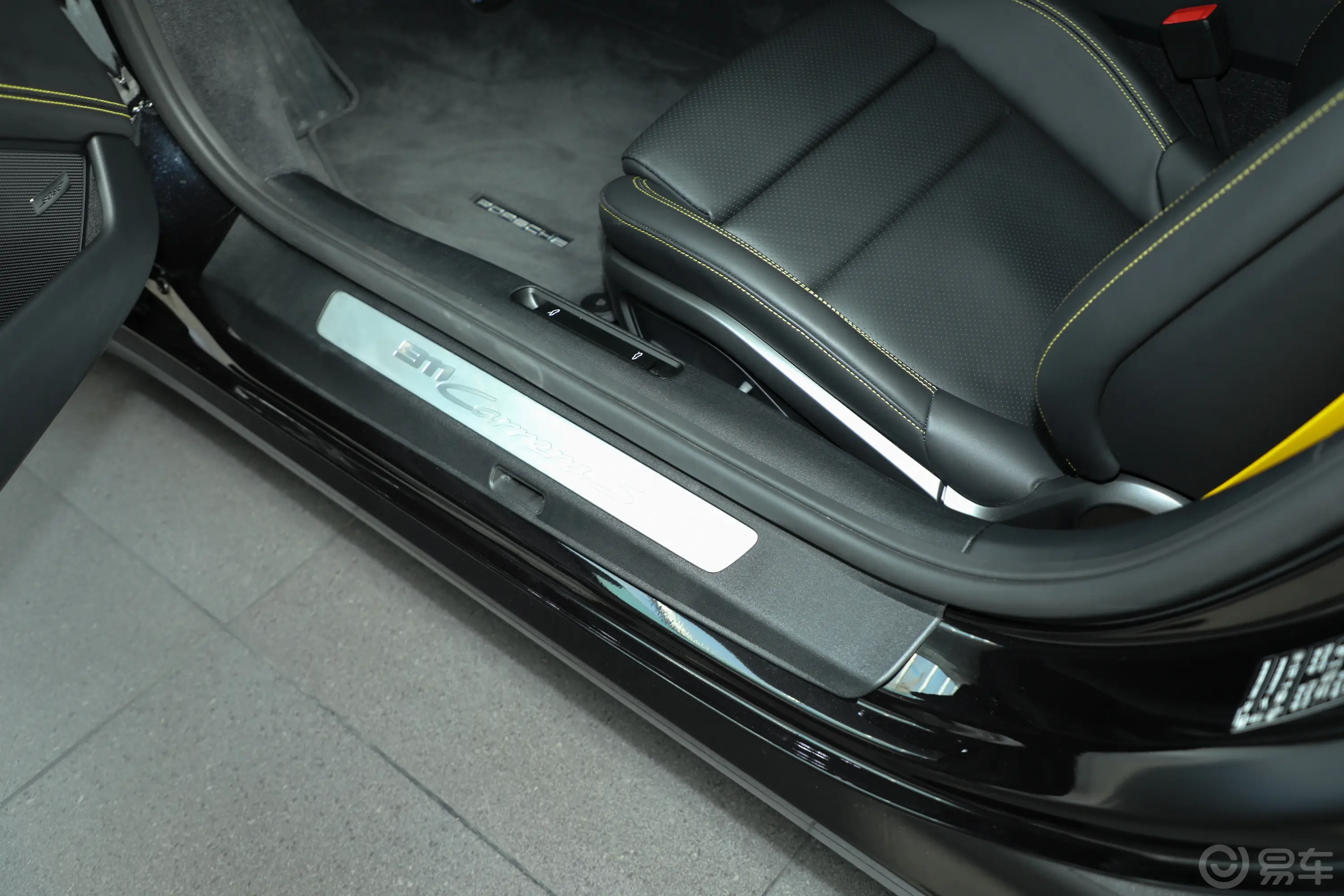 保时捷911Carrera S Cabriolet 3.0T前排迎宾踏板