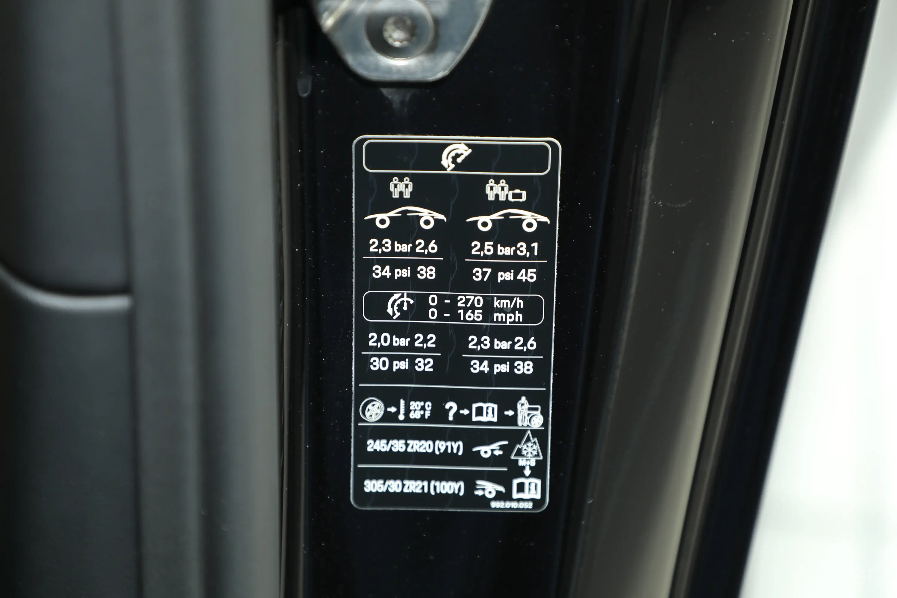保时捷911Carrera S Cabriolet 3.0T胎压信息铭牌