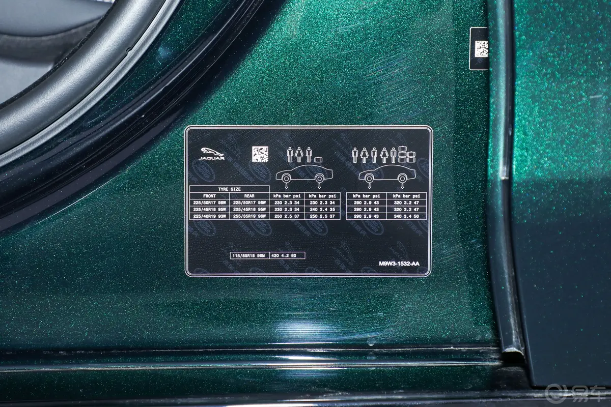 捷豹XELP250 R-DYNAMIC S 耀黑运动版胎压信息铭牌