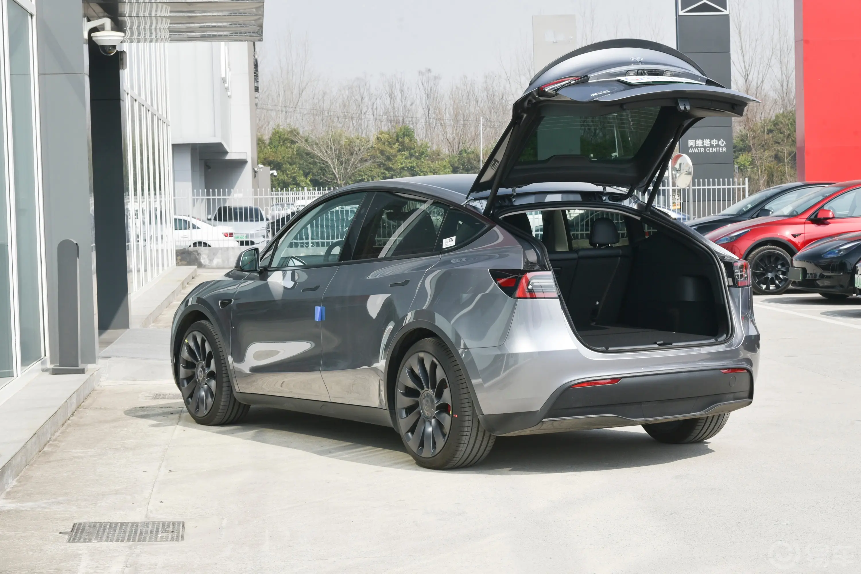 Model Y615km Performance高性能全轮驱动版后备厢开启45度侧拍