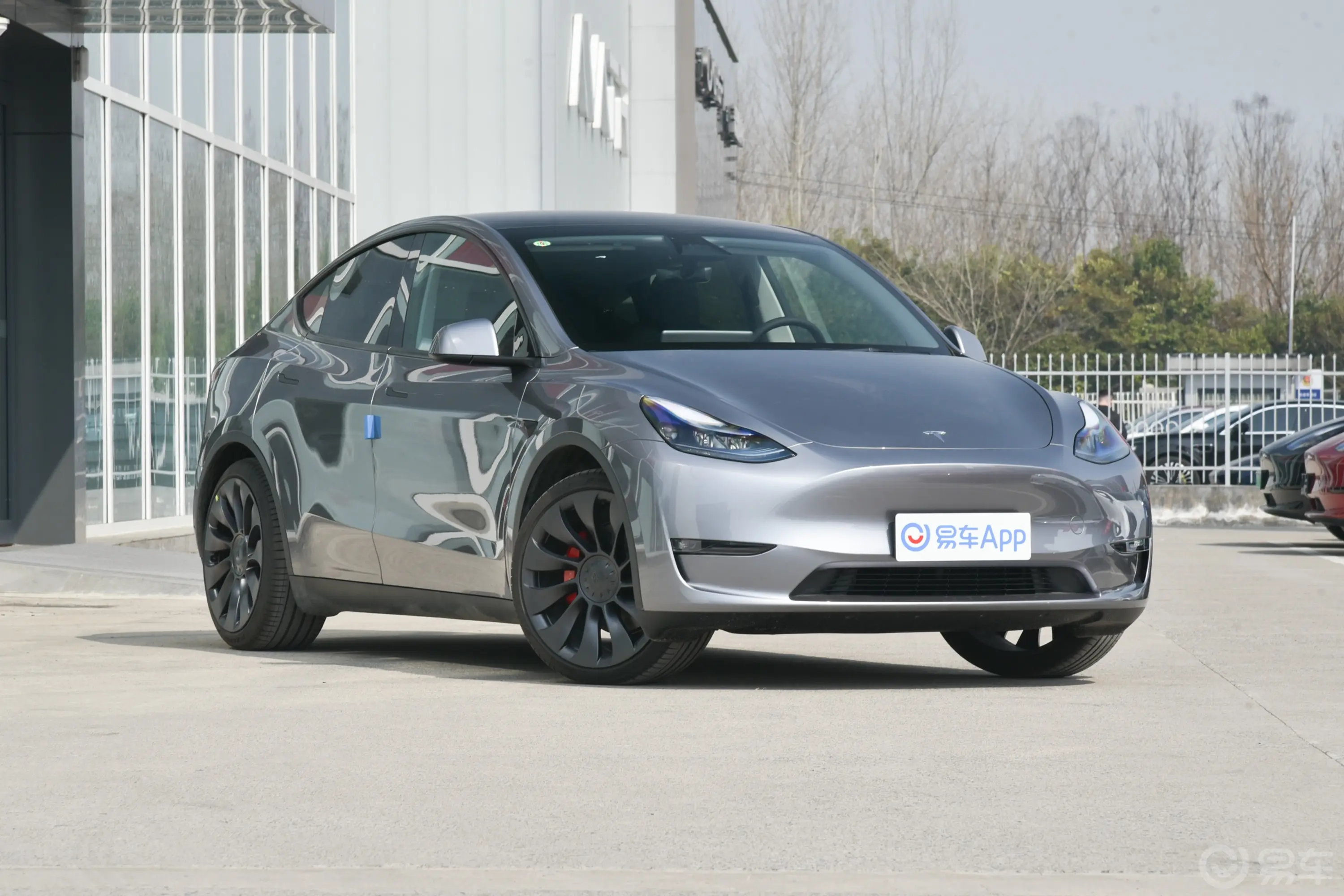 Model Y615km Performance高性能全轮驱动版侧前45度车头向右水平