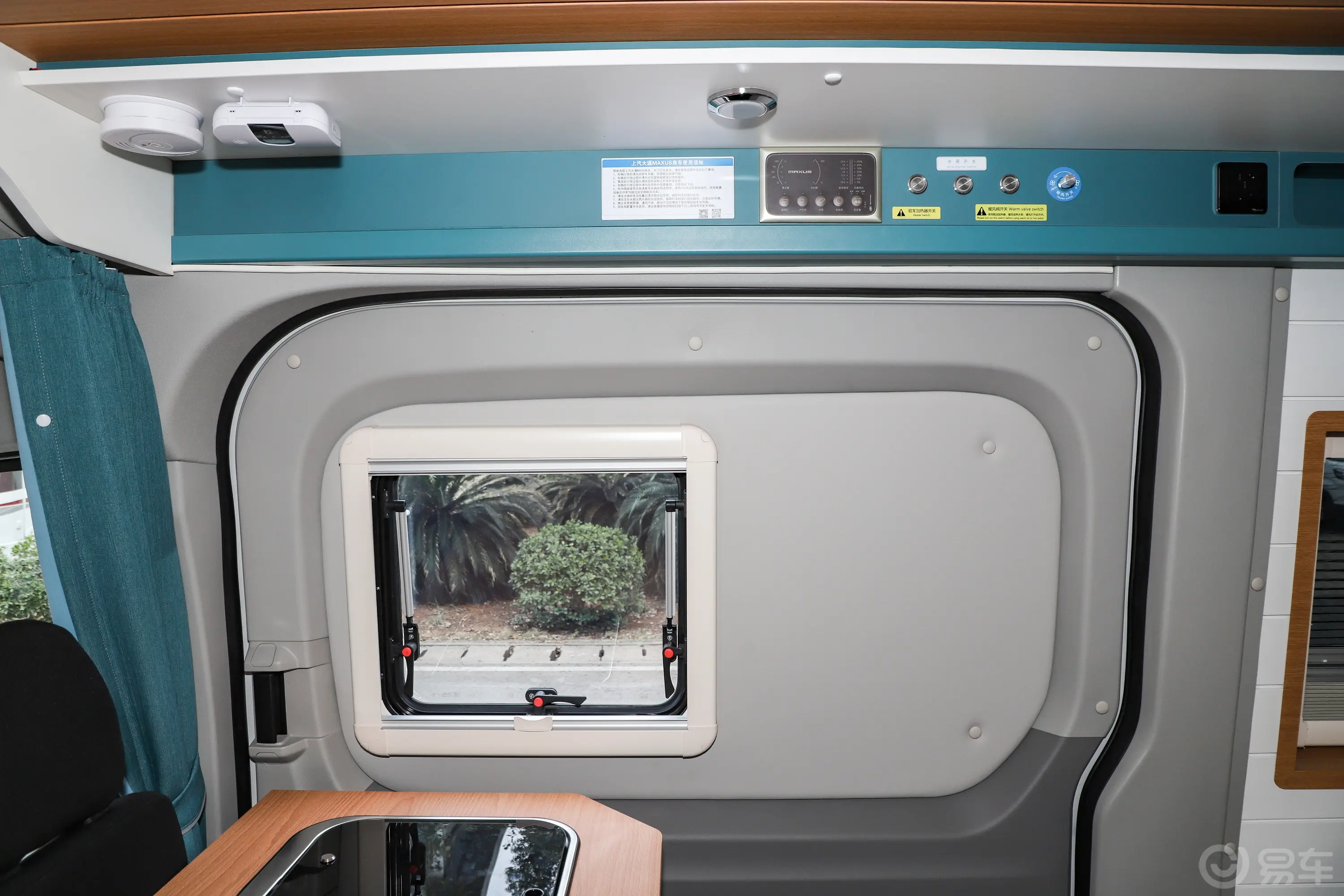 上汽大通MAXUS V90房车旅行家RVLIFE 2.0T 乐玩版后排侧窗遮阳帘