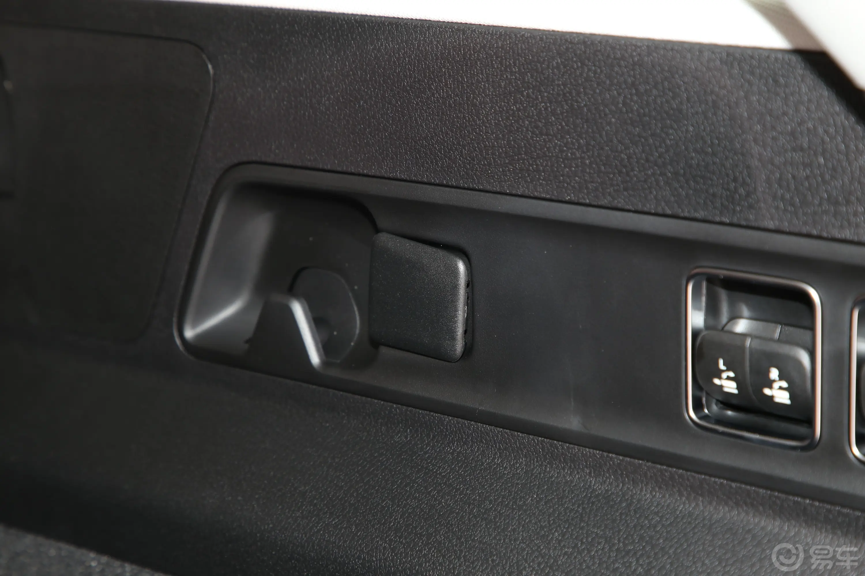 奔驰GLEGLE 450 4MATIC 动感型特别版行李厢电源接口