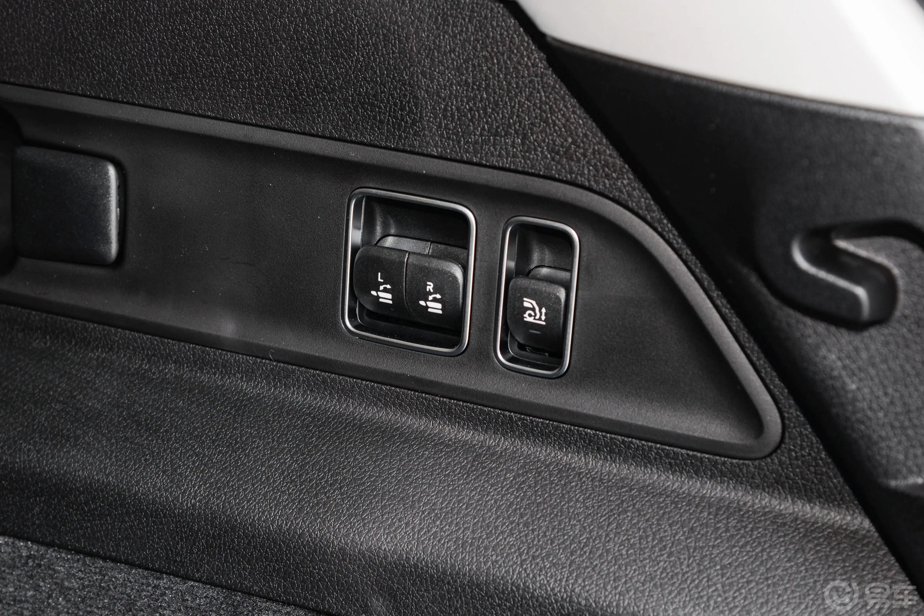 奔驰GLE改款 GLE 350 4MATIC 时尚型后备箱内座椅放倒按钮
