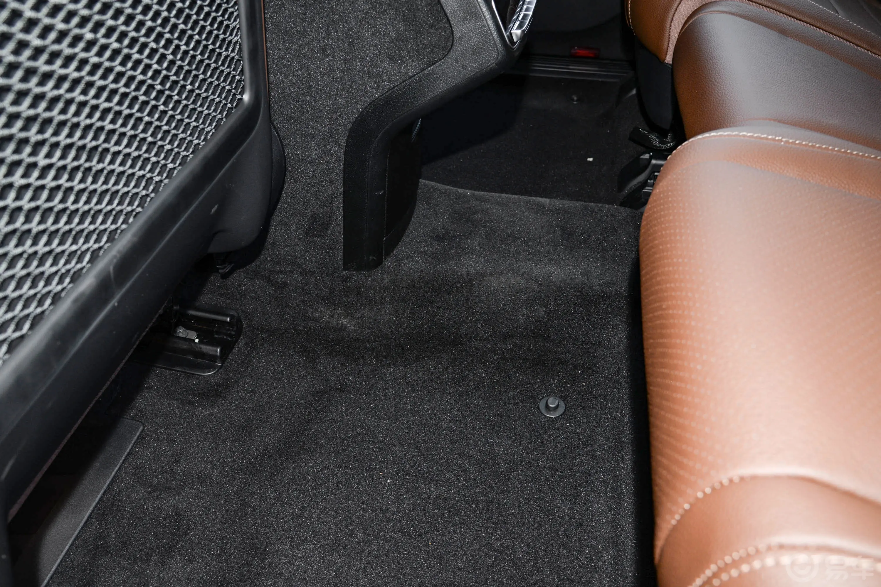 奔驰GLE改款 GLE 350 4MATIC 时尚型后排地板中间位置