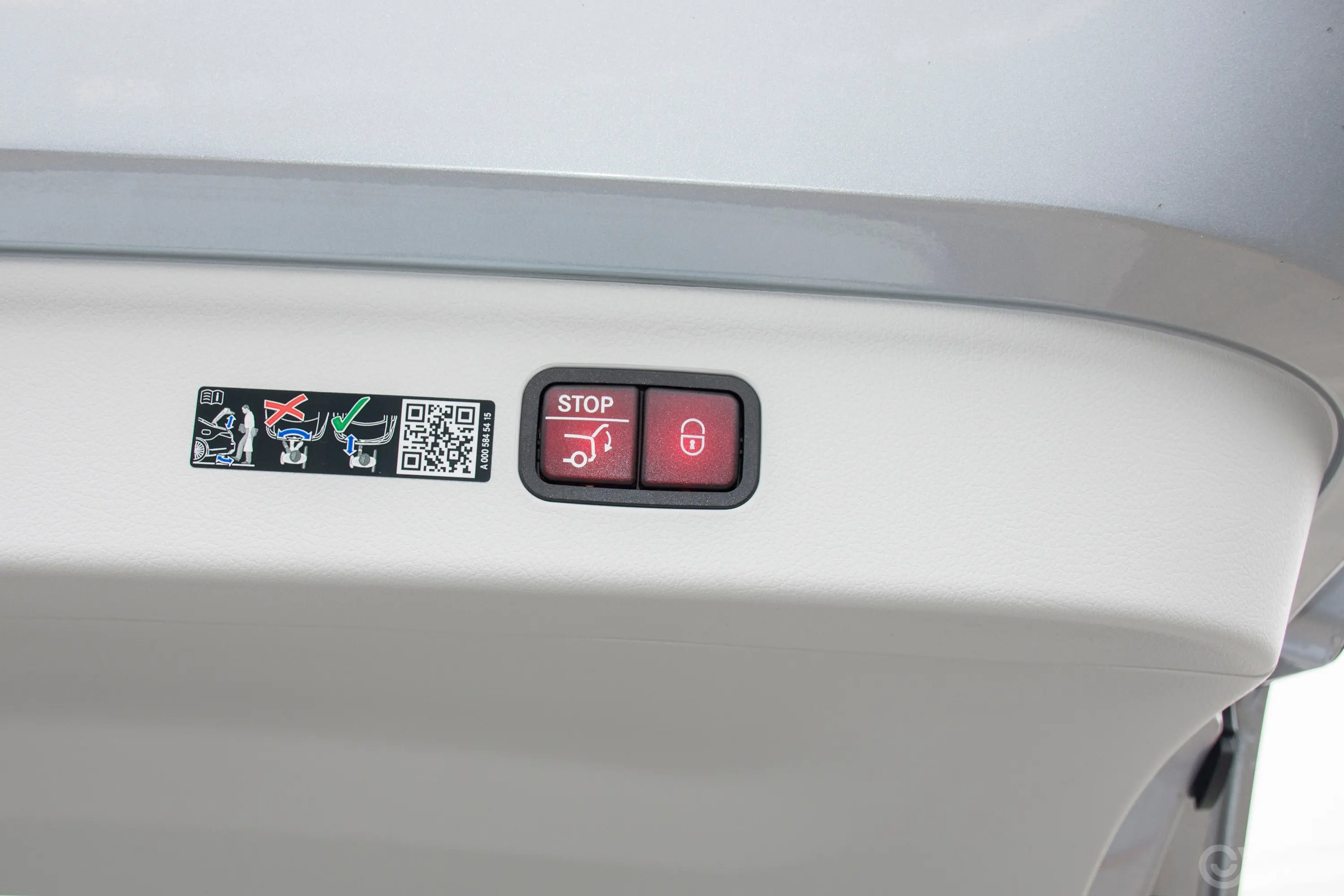 奔驰EQE SUV350 4MATIC 豪华版电动尾门按键（手动扶手）