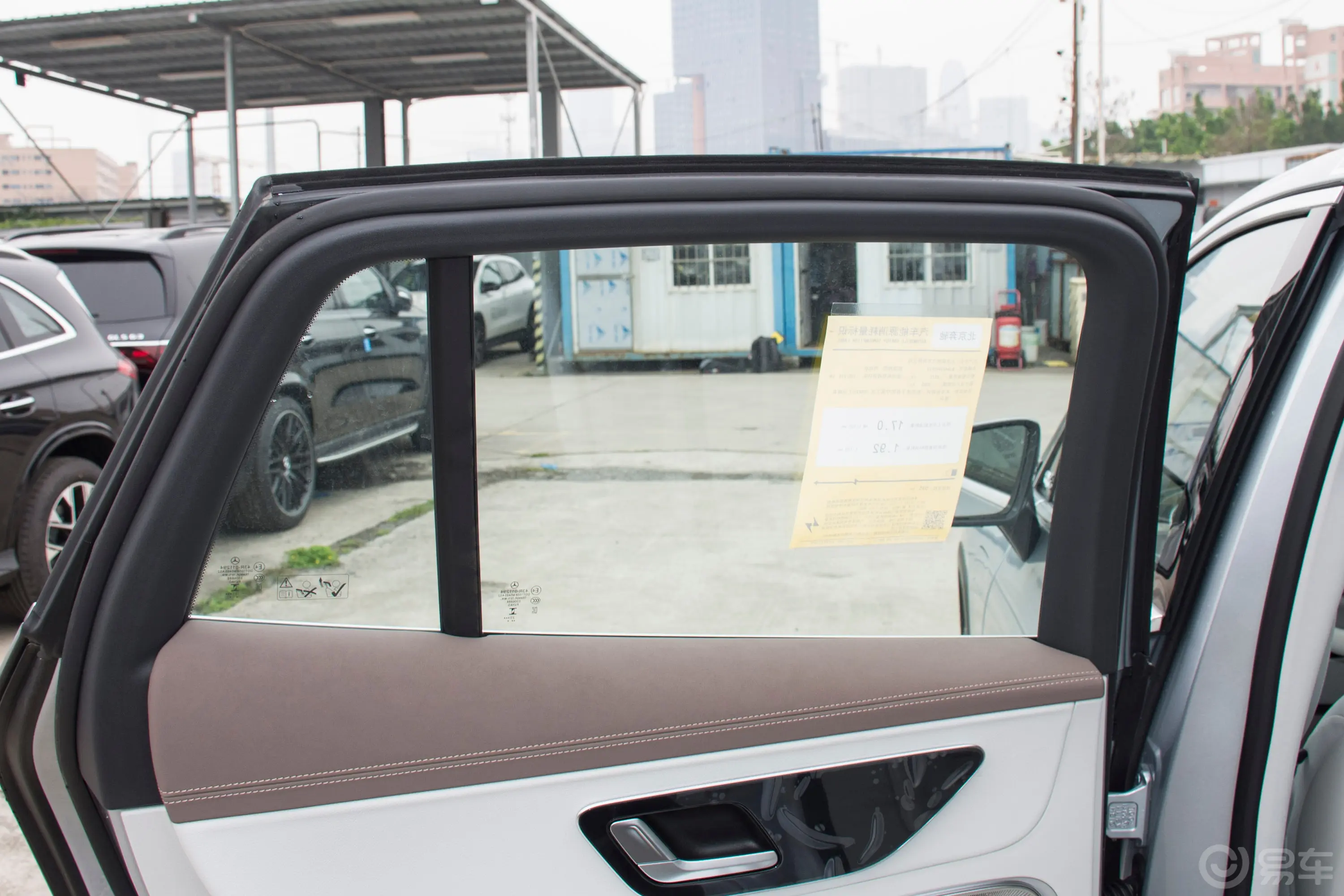 奔驰EQE SUV350 4MATIC 豪华版后排侧窗遮阳帘
