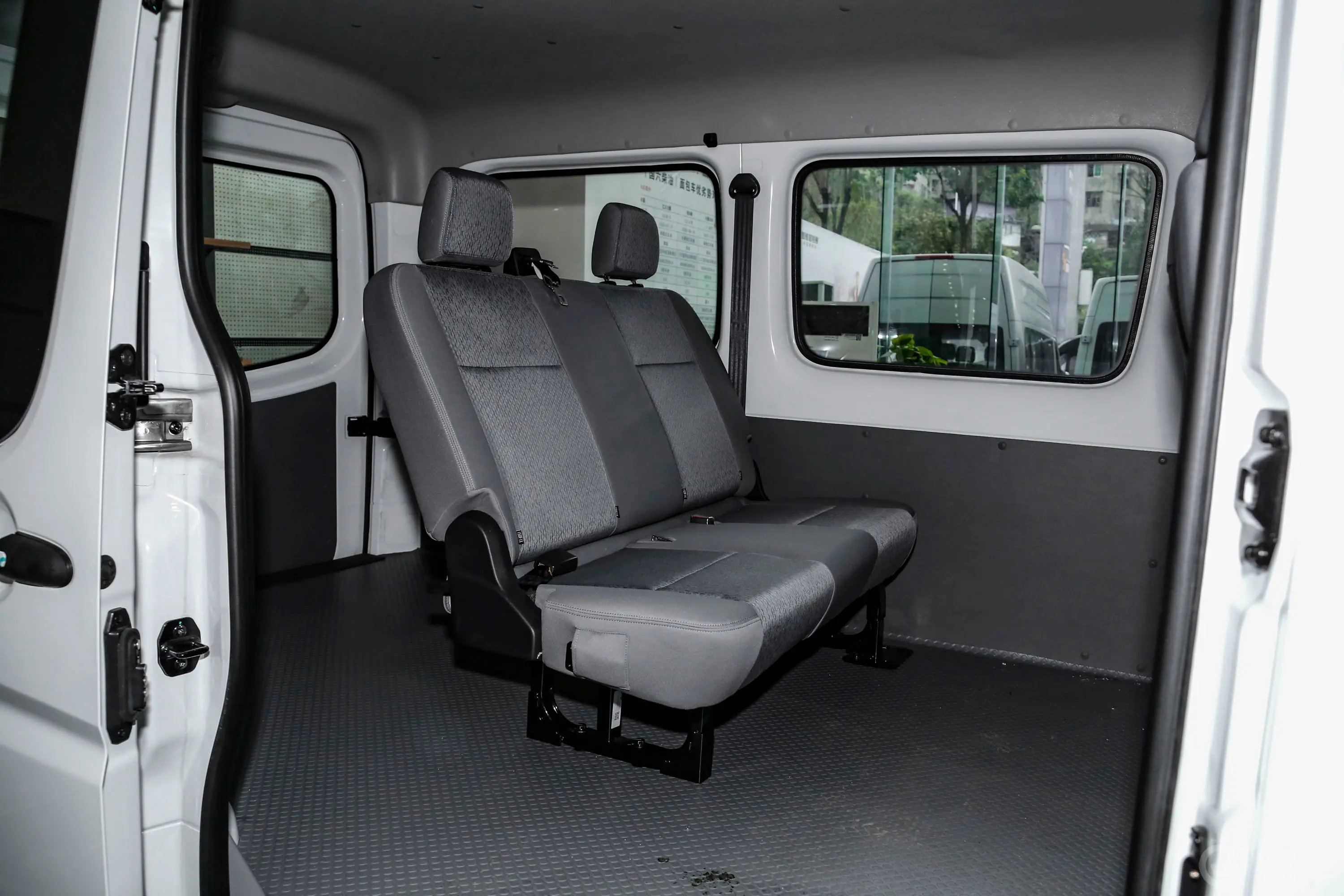 图雅诺都市版多功能 2.0T 自动短轴低顶后单胎149Ps 5座后排座椅