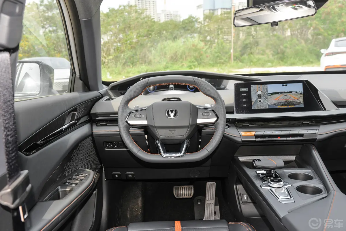 长安UNI-V1.5T 尊贵型驾驶位区域