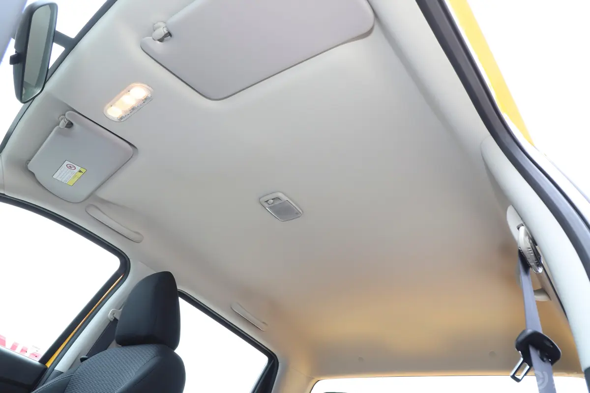 纳瓦拉改款 2.5L 手动四驱舒适型天窗内拍关闭