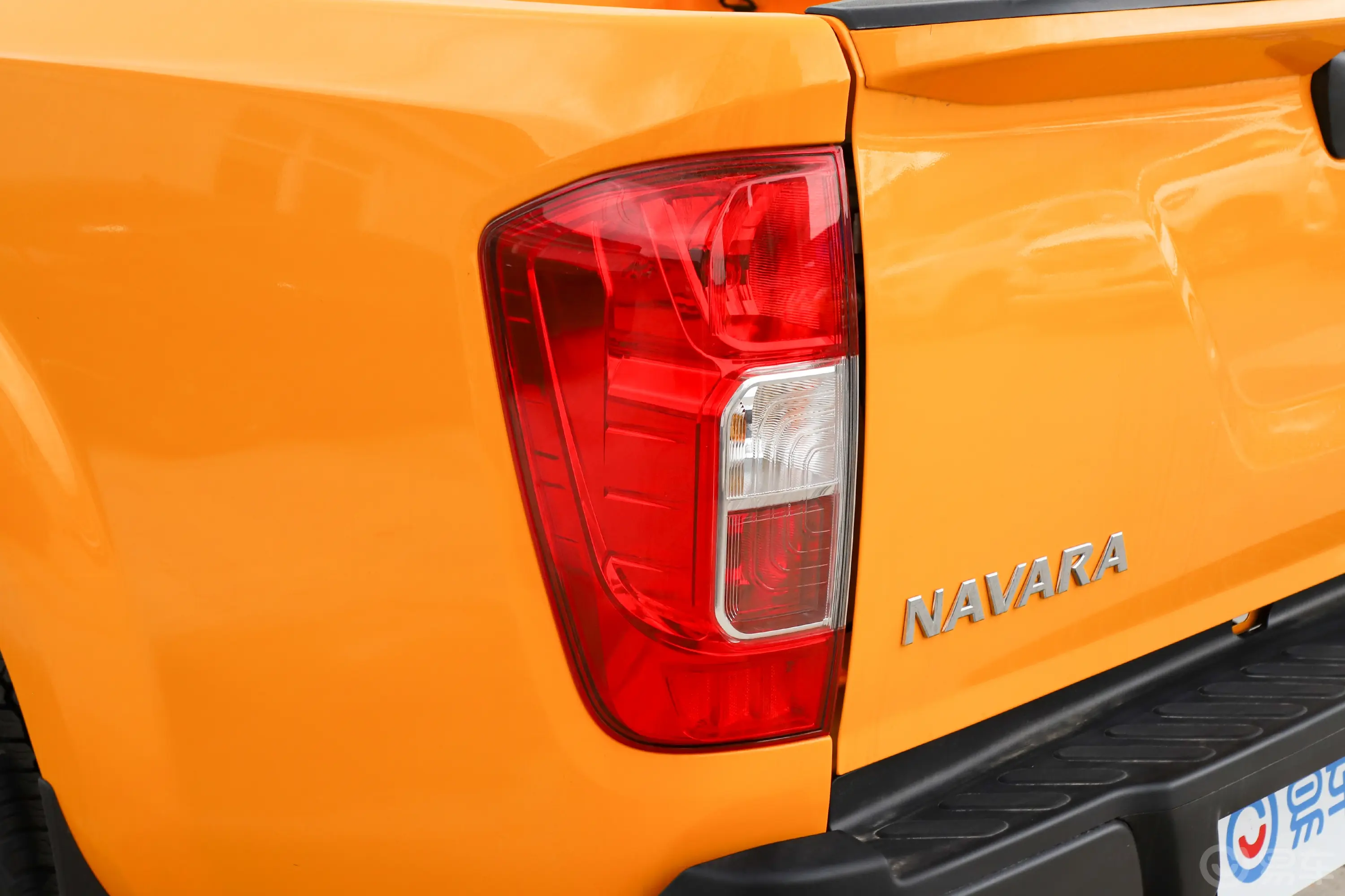 纳瓦拉改款 2.5L 手动四驱舒适型尾灯侧45度俯拍