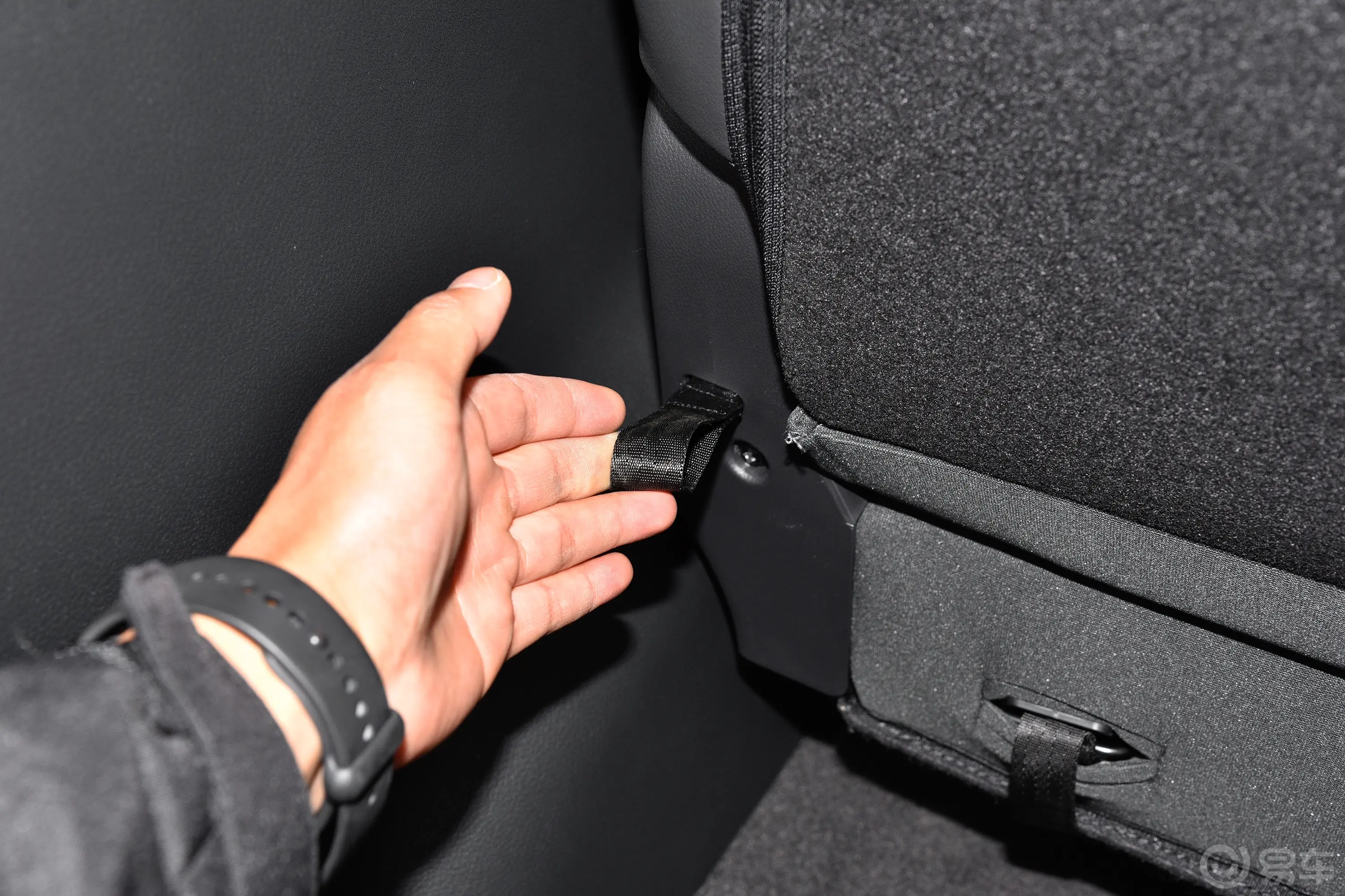 大通G102.0L 手动多功能旅行版 CNG 7座后备箱内座椅放倒按钮