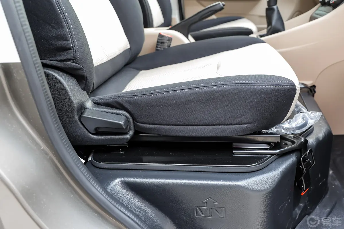 跨越星V71.6L 手动对开门豪华型 2座副驾座椅调节