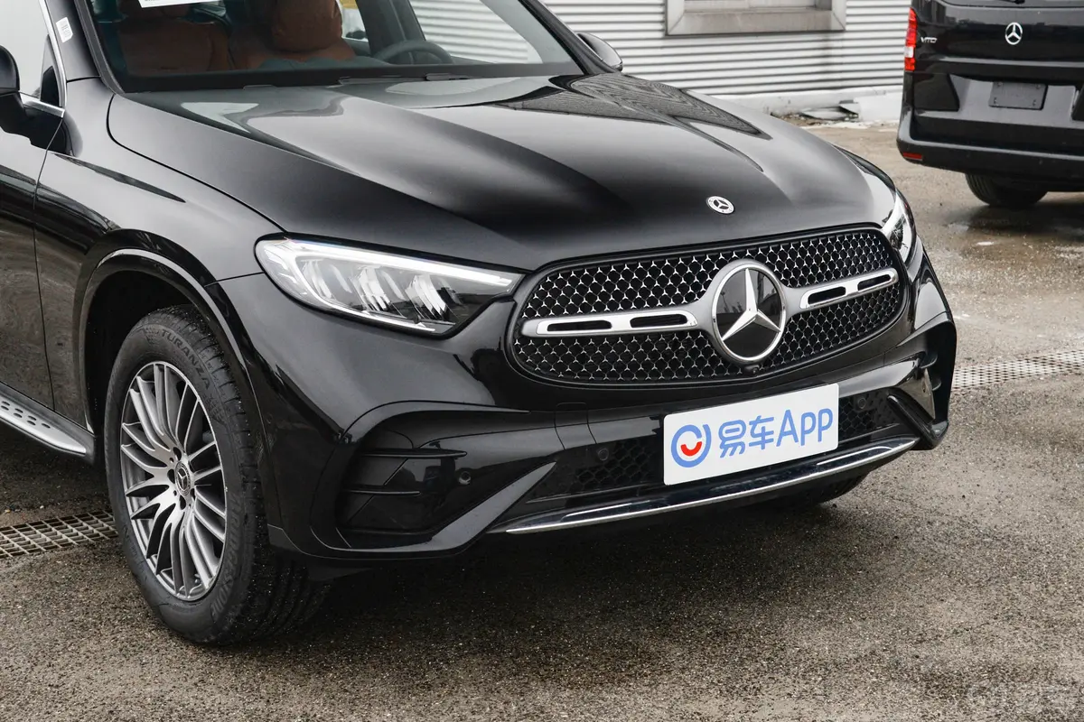 奔驰GLCGLC 300 L 4MATIC 动感型 5座前格栅侧俯拍