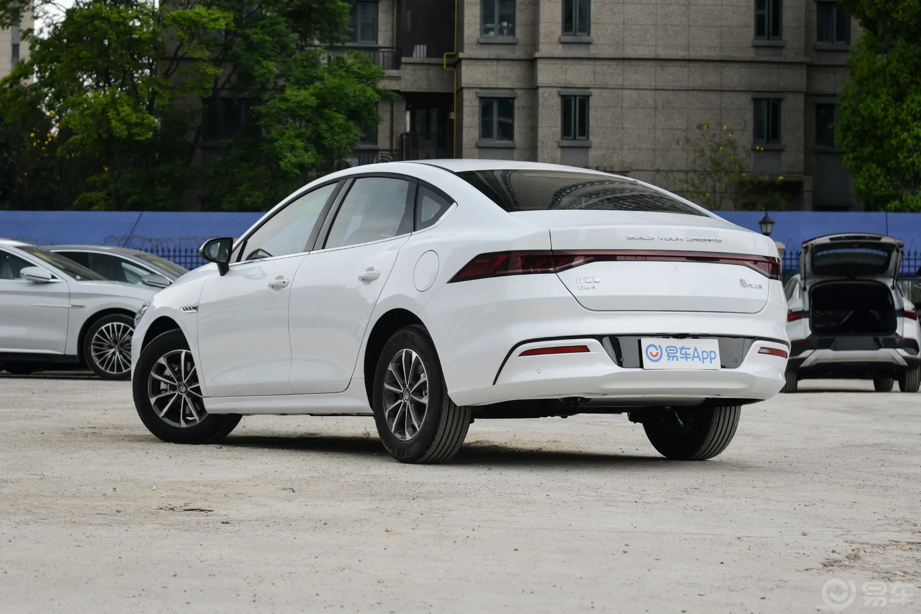 秦PLUS新能源DM-i 1.5L 55km 领航荣耀版侧后45度车头向左水平