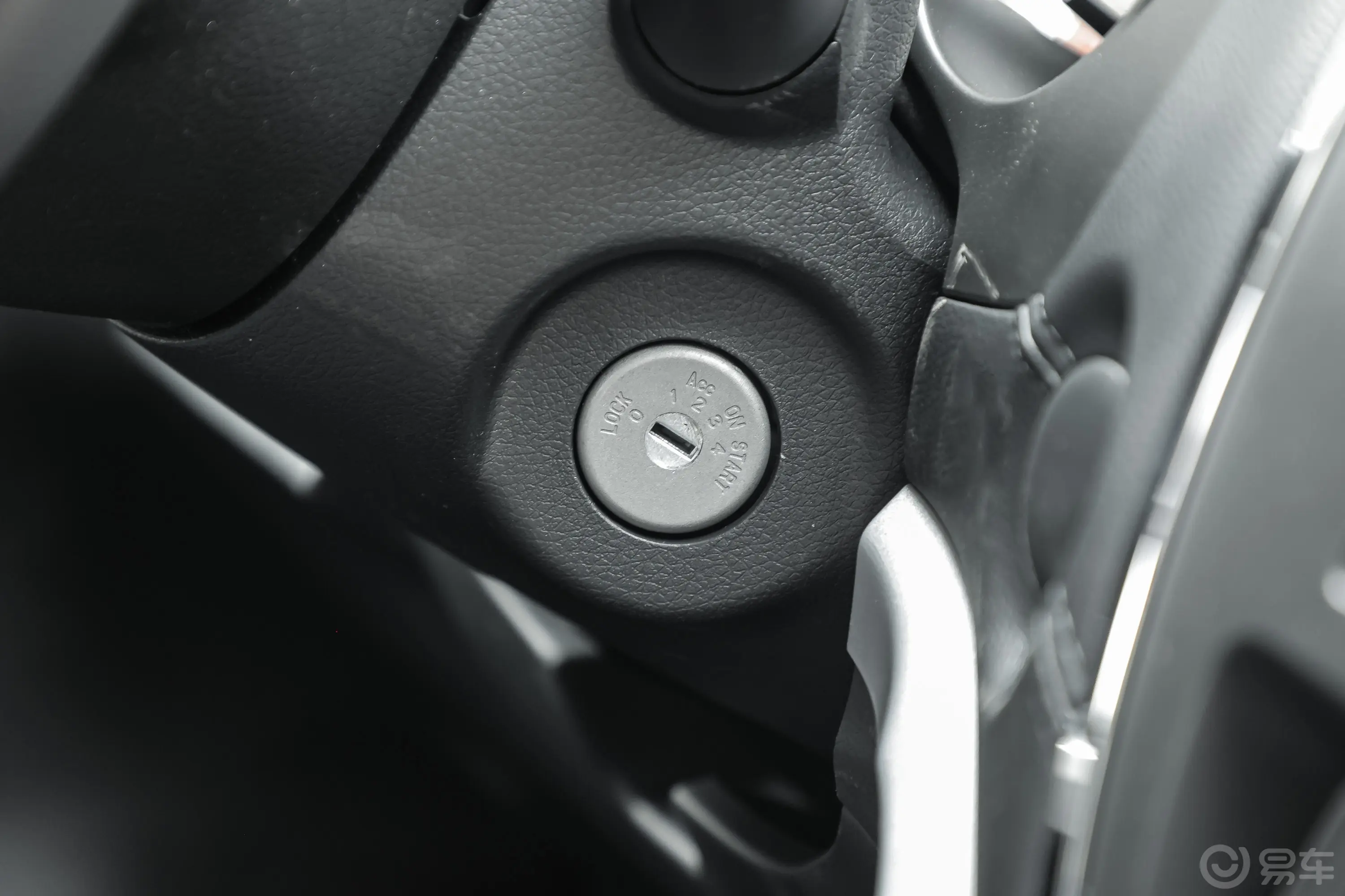 锐骐62.3T 手动两驱标准型 柴油钥匙孔或一键启动按键