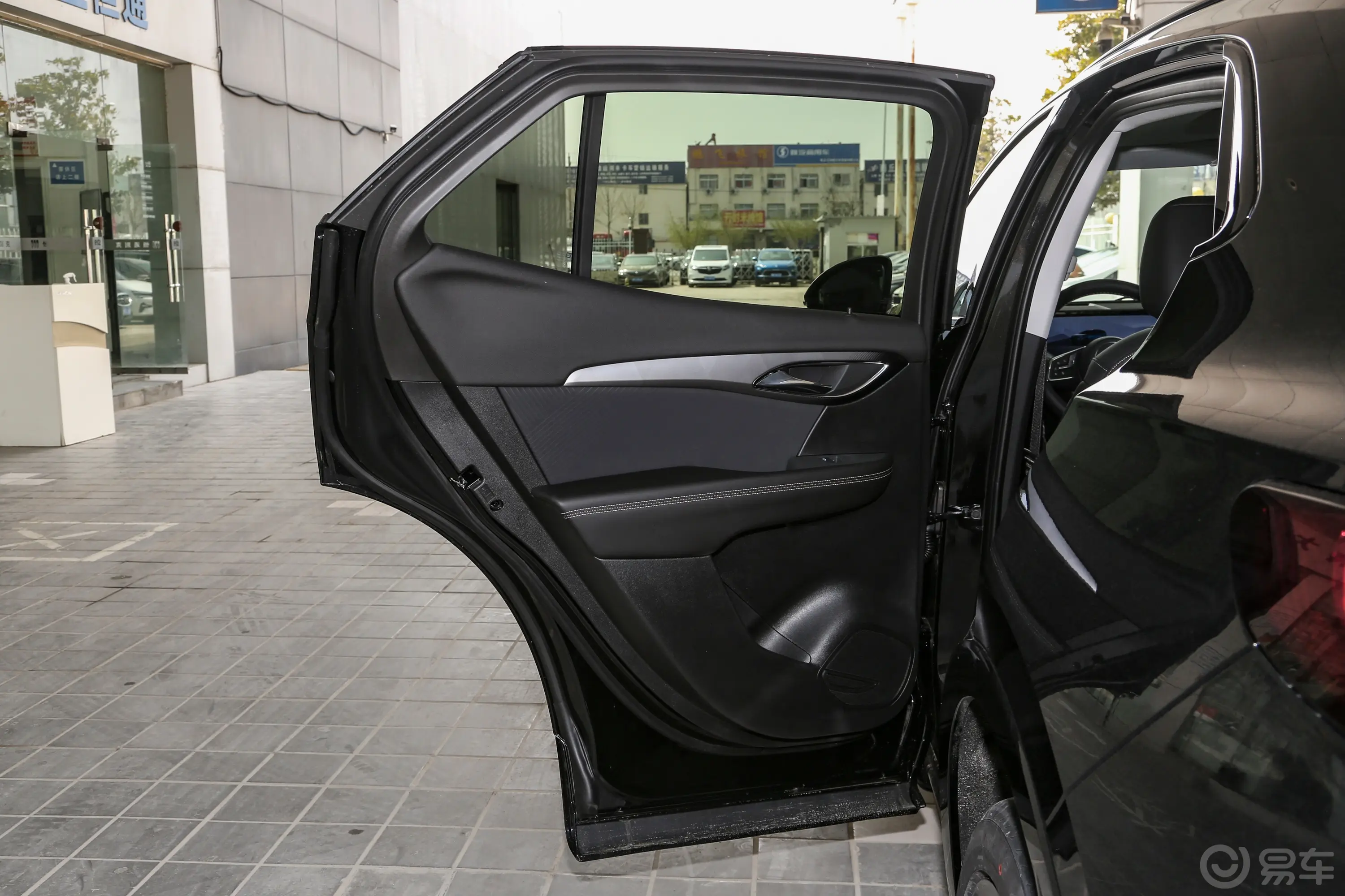 昂科威昂科威S 28T 两驱炫黑尊尚版驾驶员侧后车门