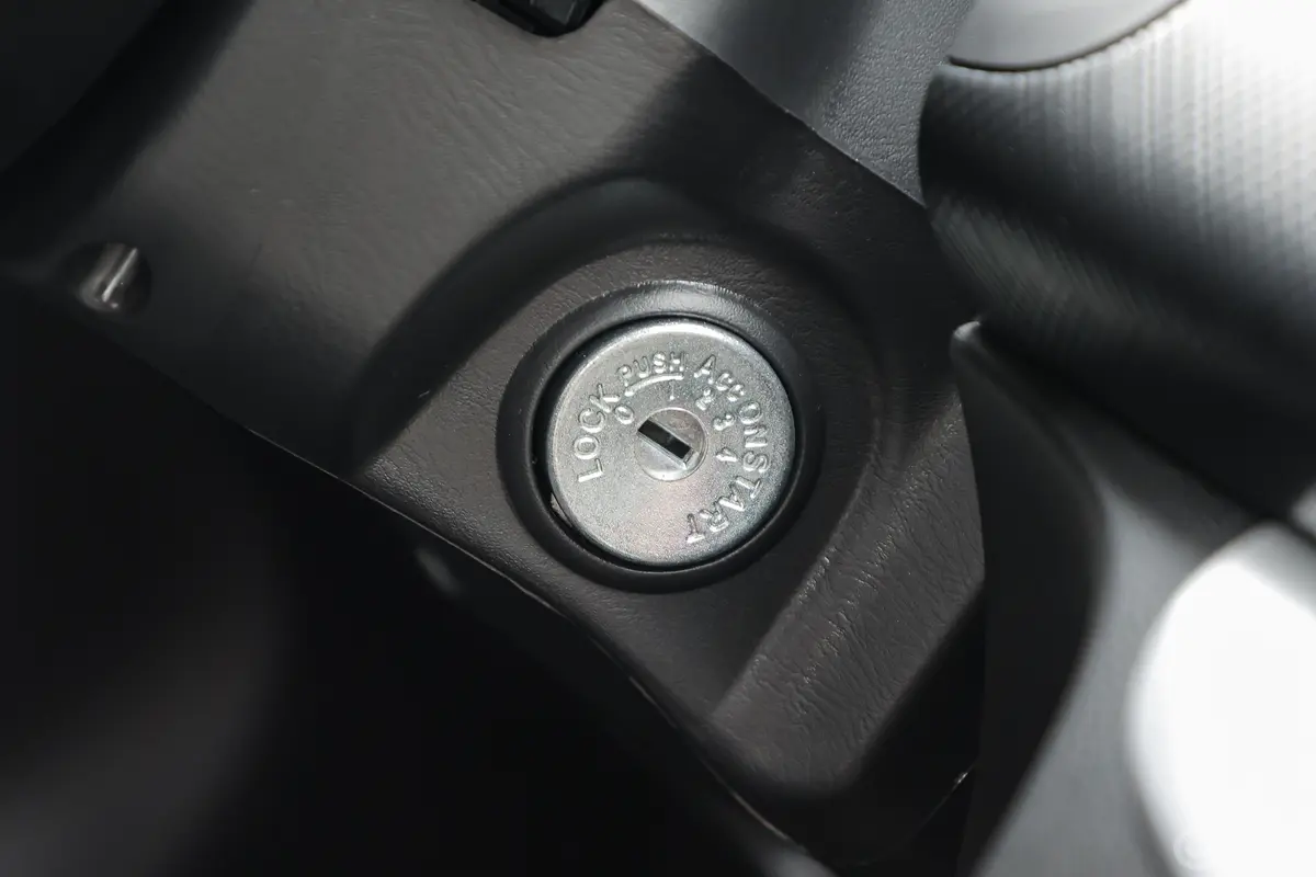 锐骐2.4T 两驱基型车创业版 柴油钥匙孔或一键启动按键