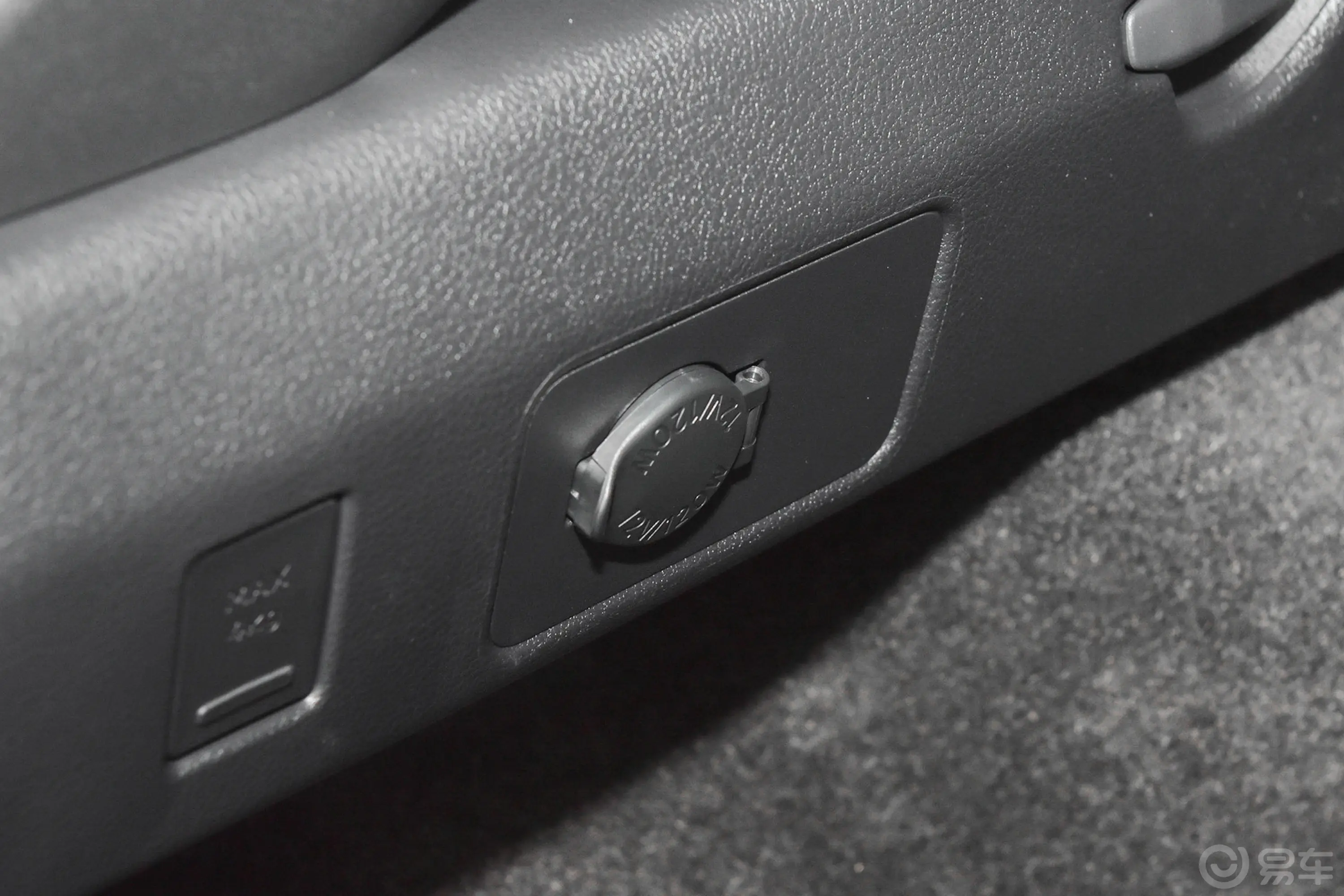雷克萨斯UX300h 探酷版行李厢电源接口