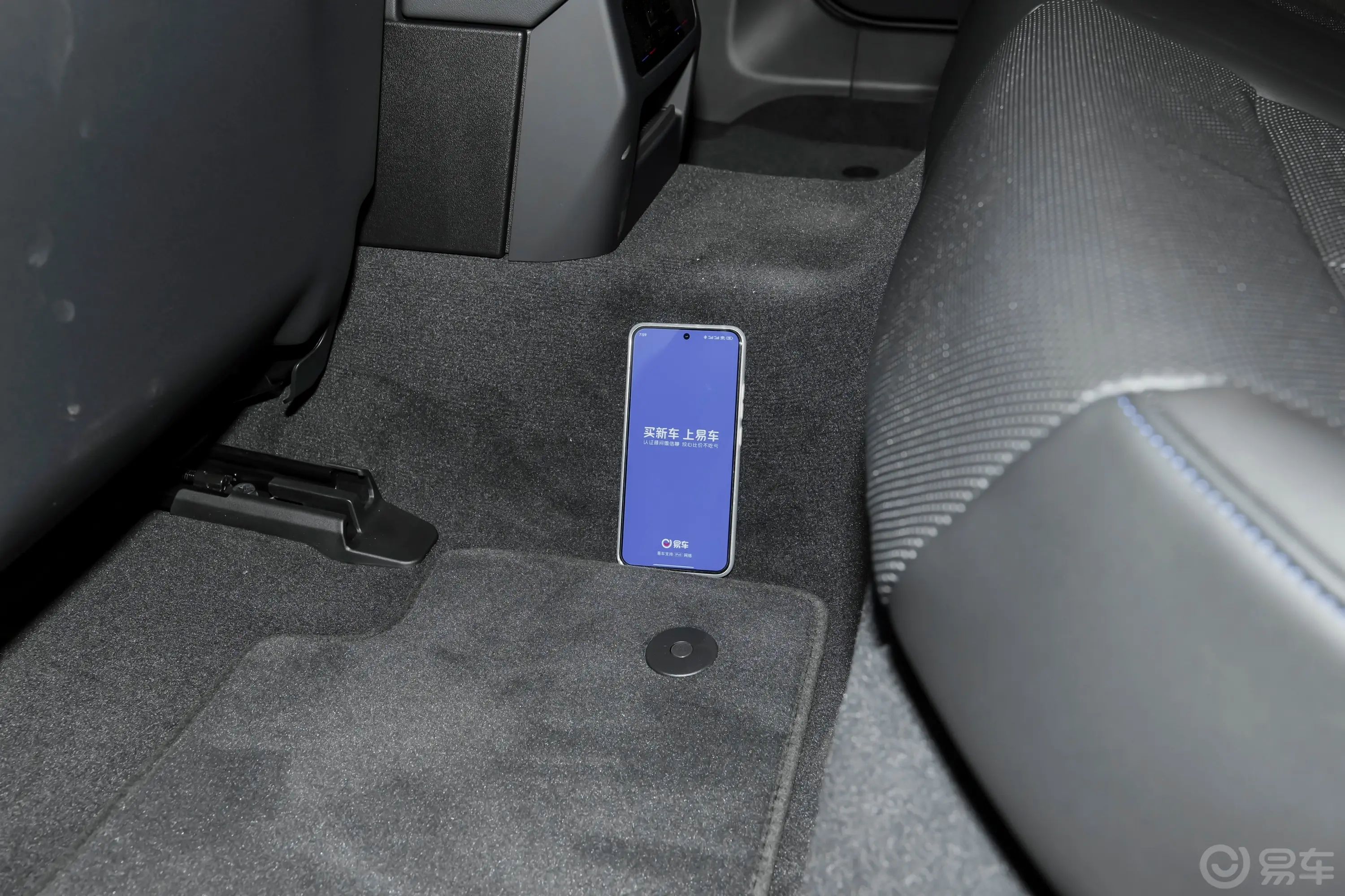 宝马i5(进口)xDrive M60后排地板中间位置