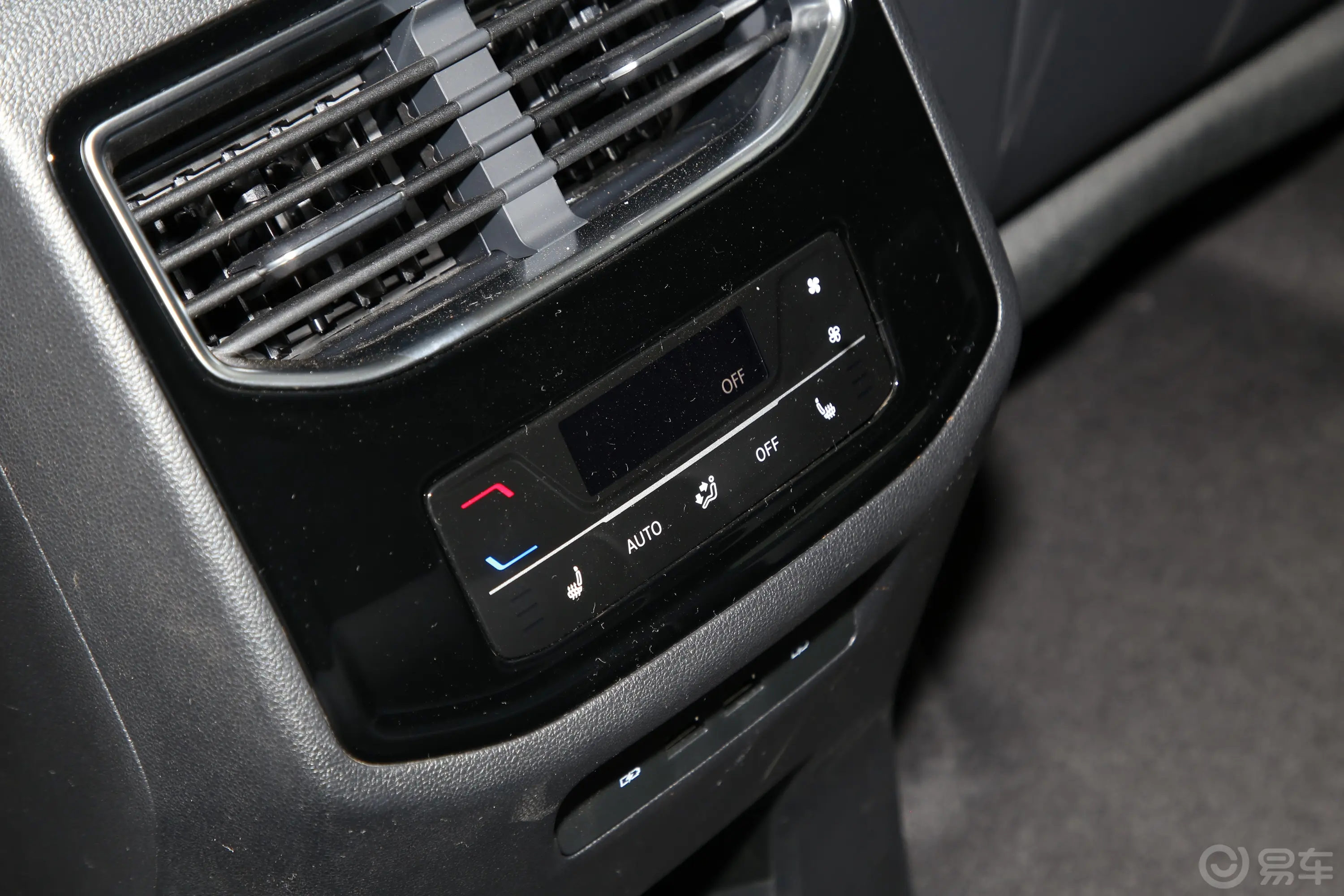 揽境改款 380TSI 四驱豪华佳境版Pro 7座后排空调控制键