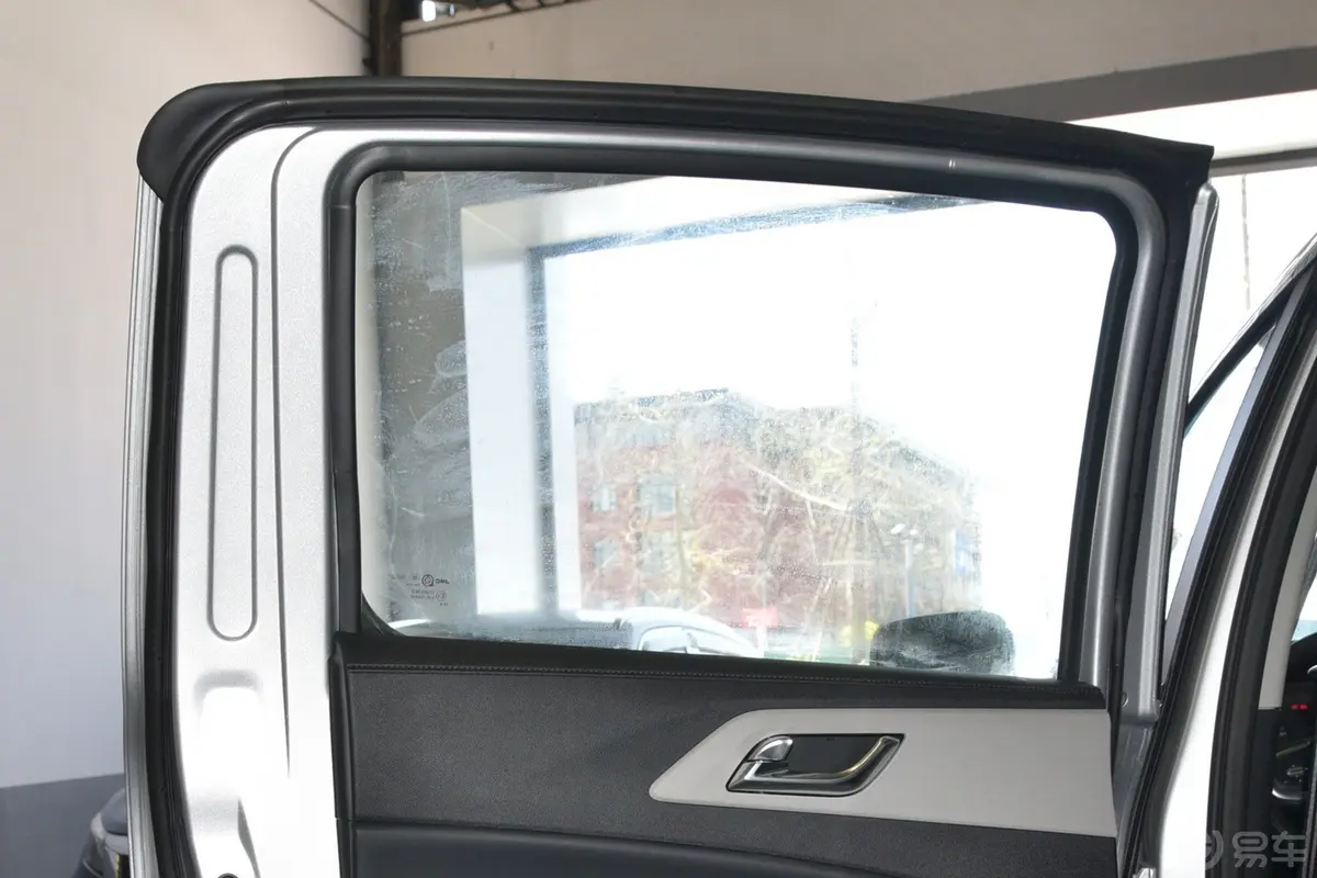 域虎72.0T 自动四驱长轴平底货箱舒享款 柴油后排侧窗遮阳帘