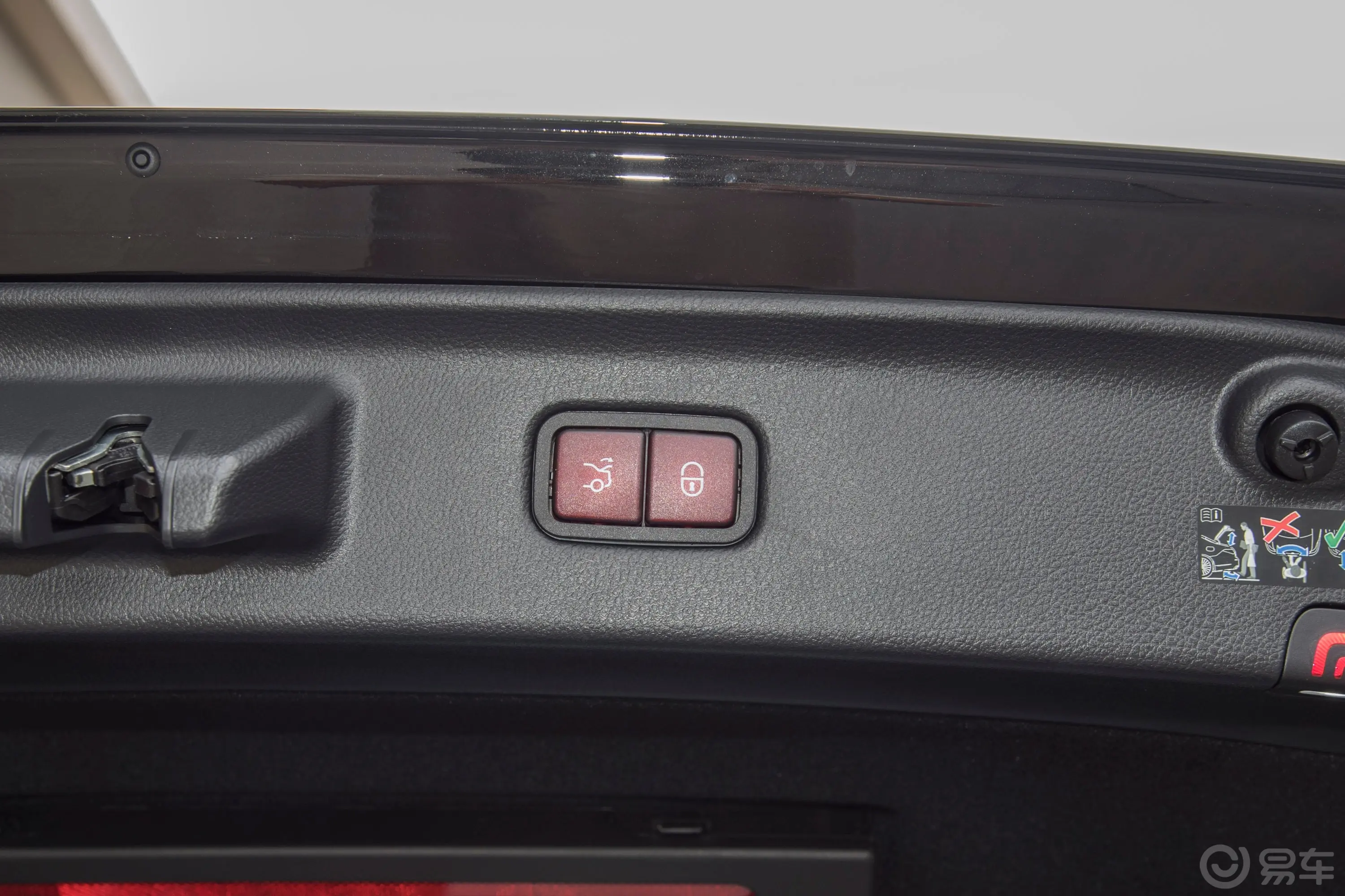 迈巴赫S级改款 S 480 4MATIC电动尾门按键（手动扶手）