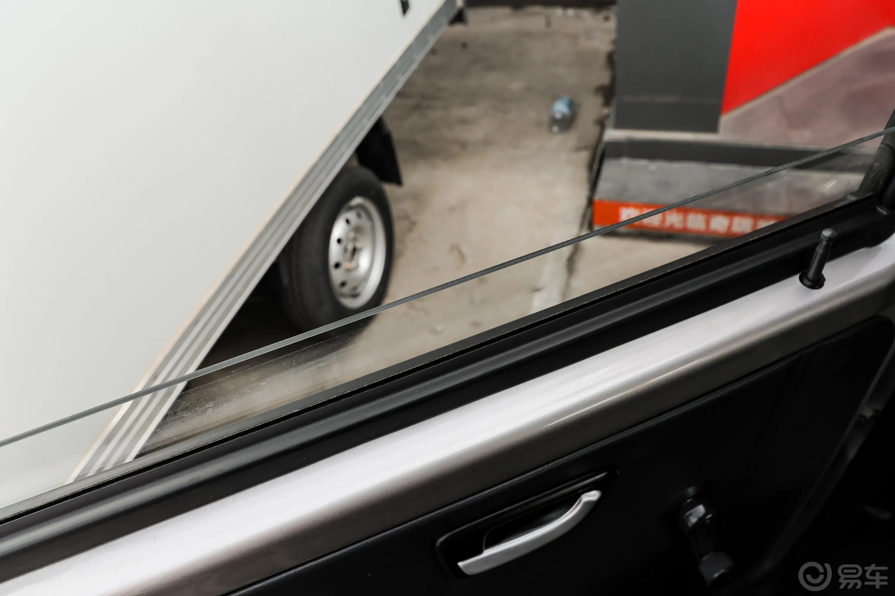 跨越王X7东安1.6L 2.85米厢式车双排双后轮豪华型 汽油后排玻璃材质特写