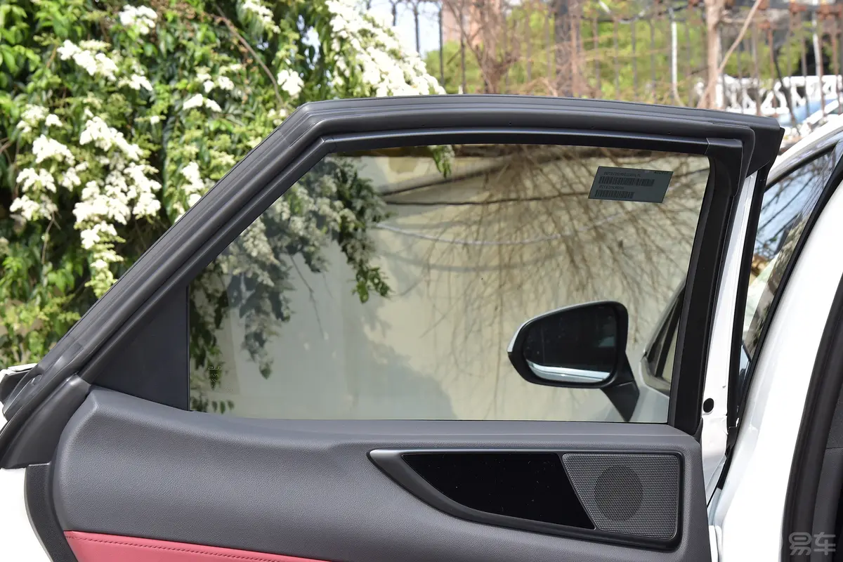 雷克萨斯NX350h 两驱创悦版后排侧窗遮阳帘