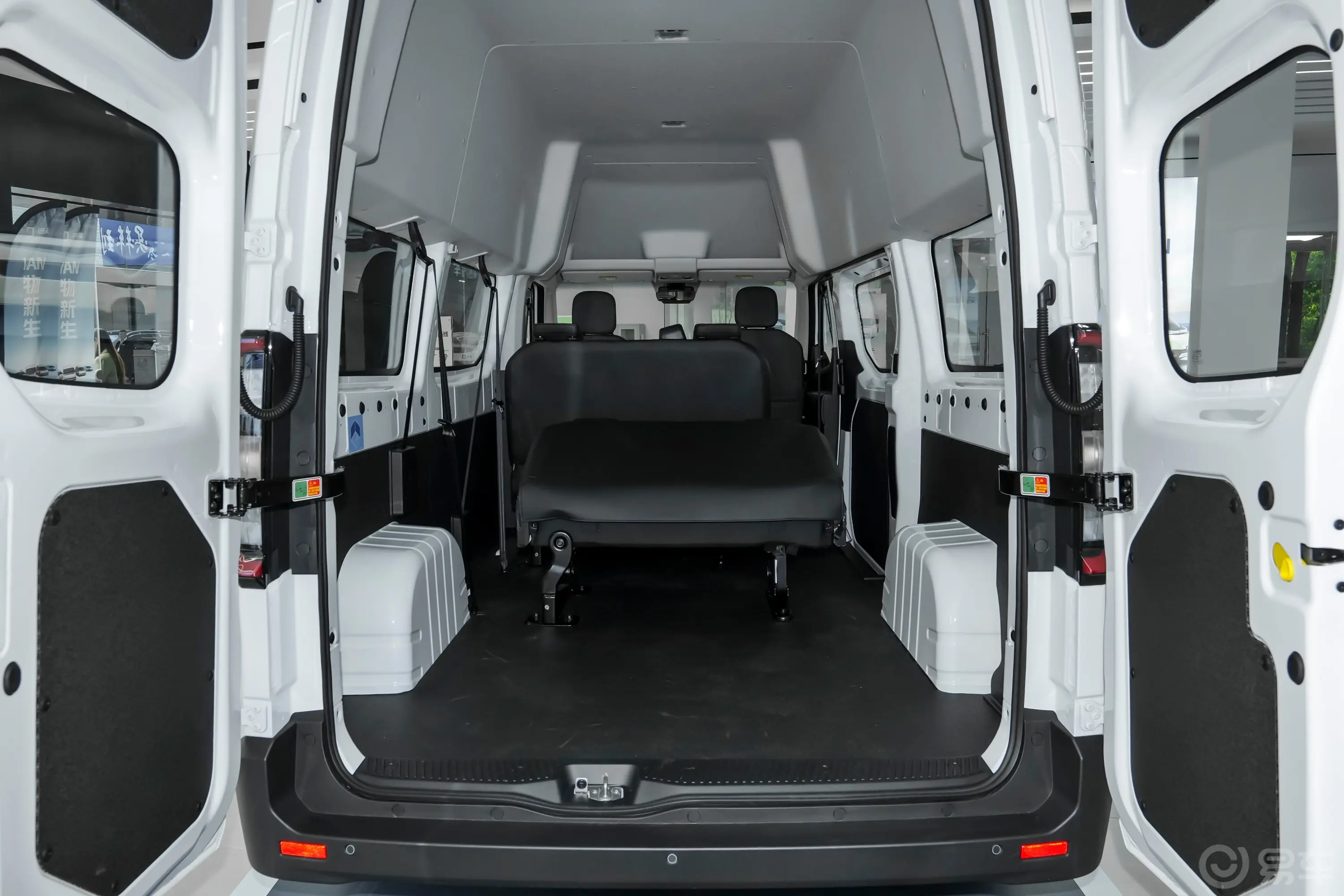 远程超级VAN340km 中轴高顶智富版 66kWh 6/7座后备厢