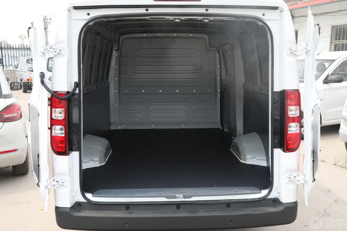五菱扬光EV300km 舒适型后备厢空间特写