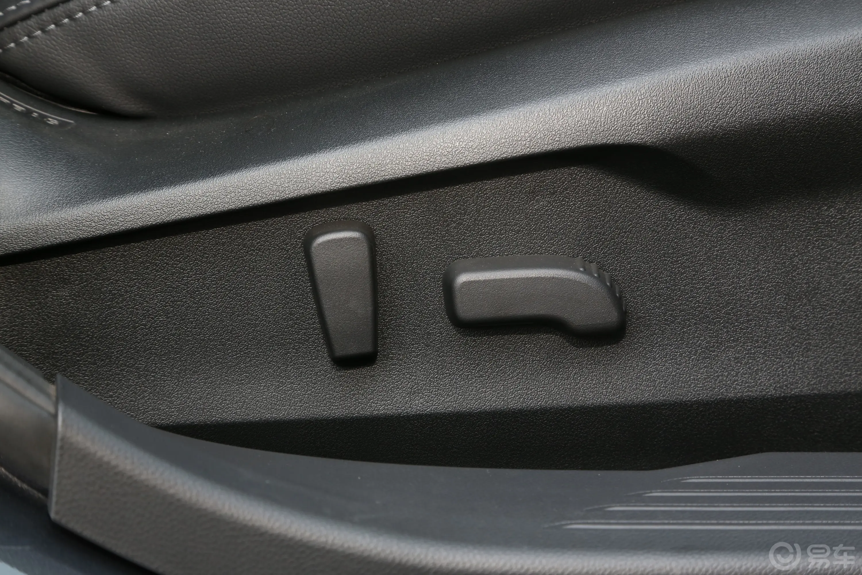 傲虎2.5i AWD旗舰版EyeSight副驾座椅调节