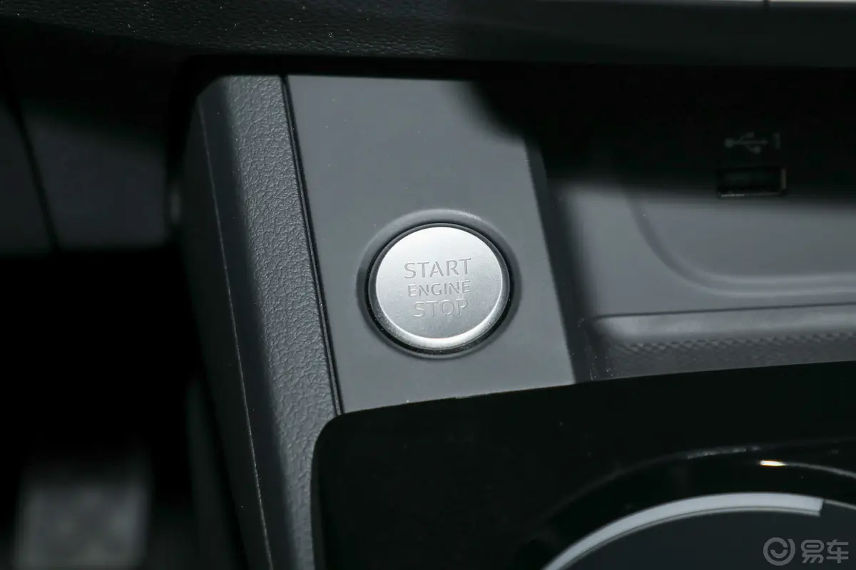 奥迪A4(进口)Avant 40 TFSI 时尚动感型钥匙孔或一键启动按键