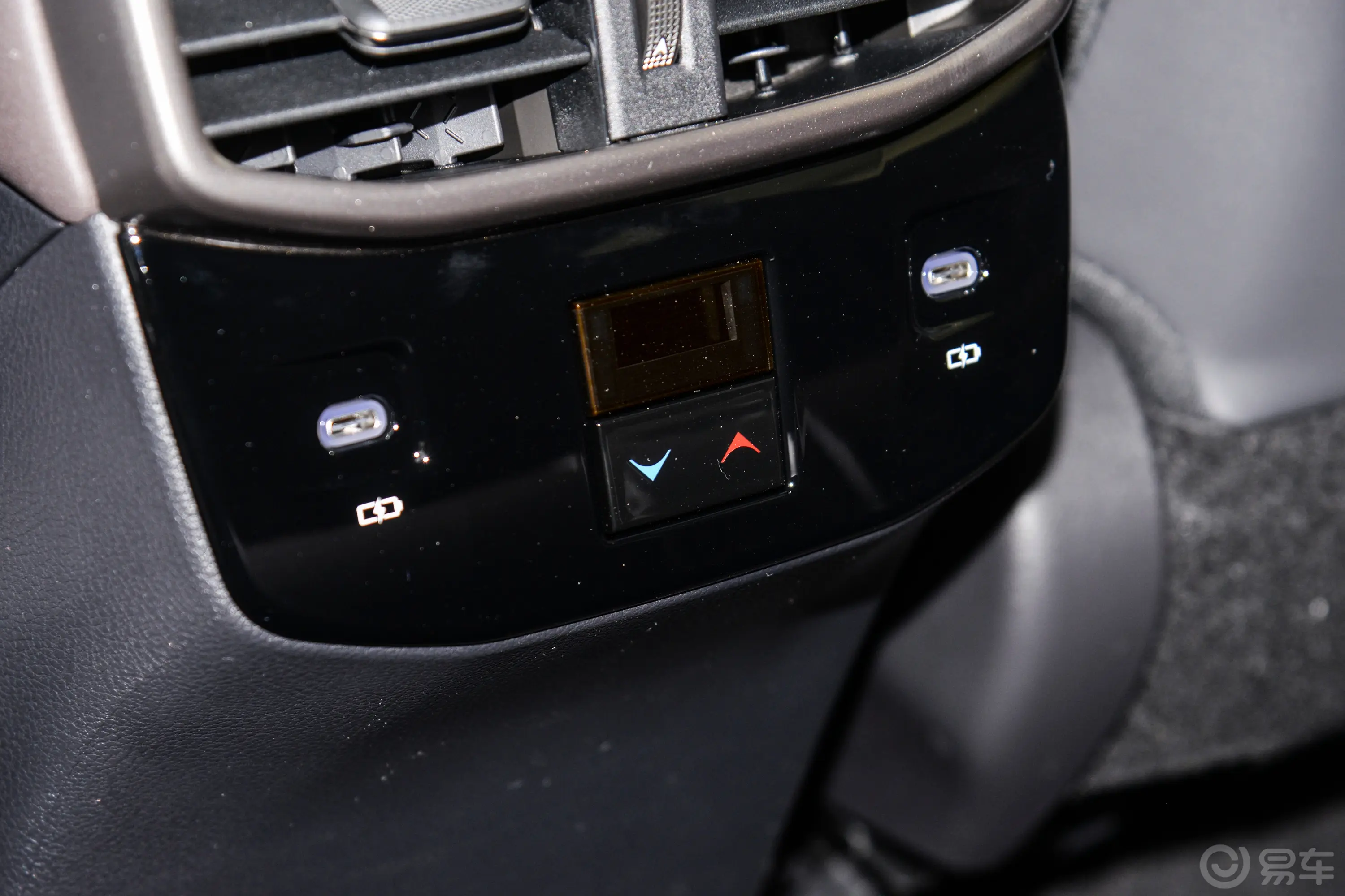 雷克萨斯RX350h 四驱醇享版后排空调控制键