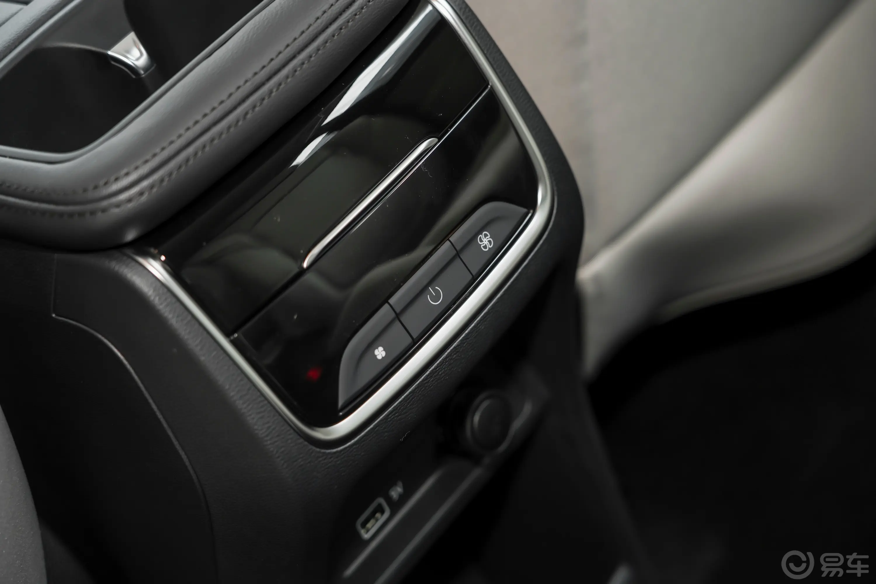 大通G50PLUS 幸福推荐款 1.5T 荣耀版后排空调控制键