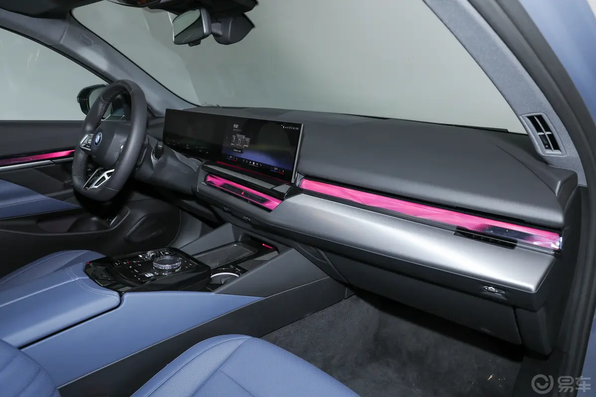 宝马i5eDrive 35L 尊享型 M运动套装内饰全景副驾驶员方向