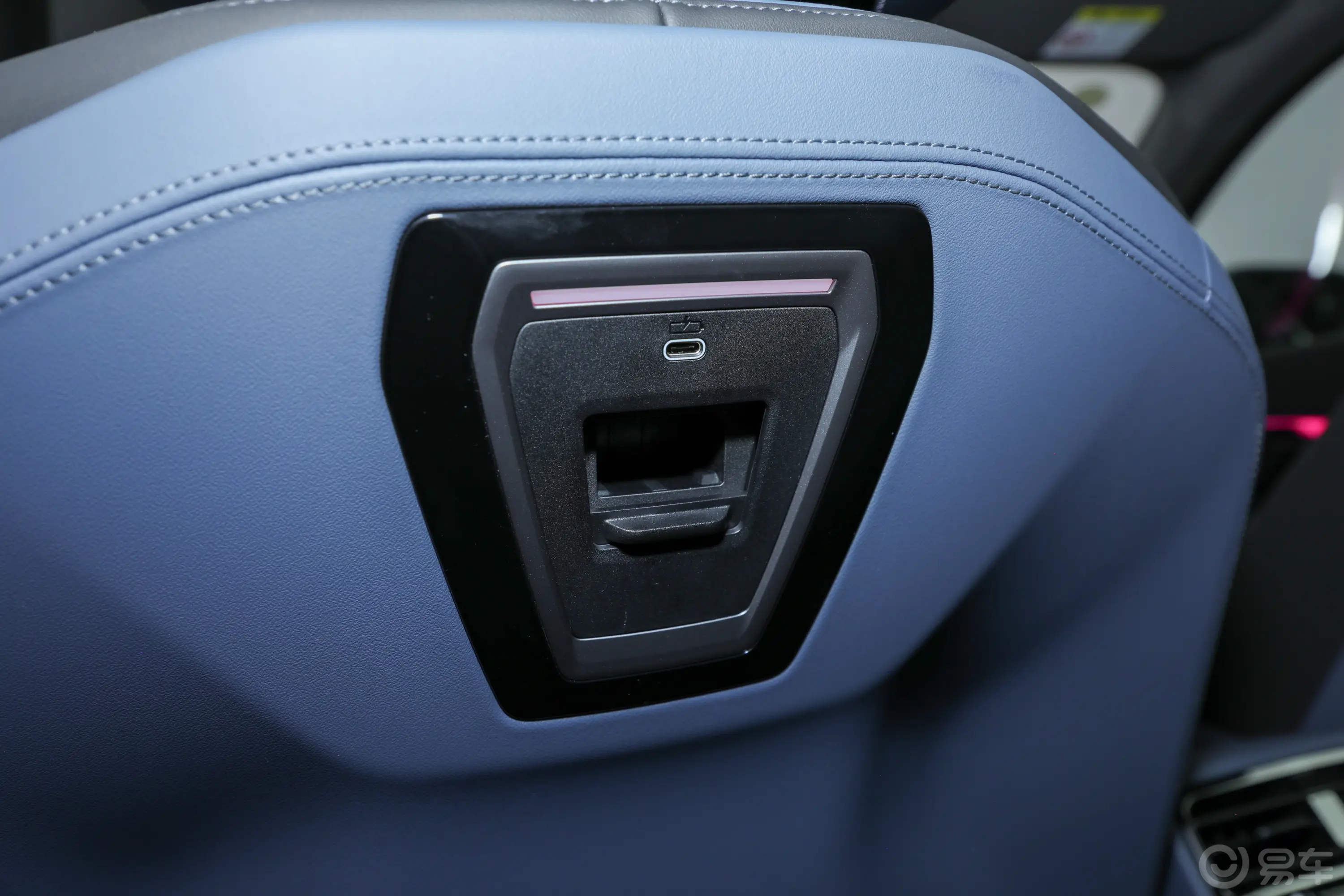 宝马i5eDrive 35L 尊享型 M运动套装后排充电口